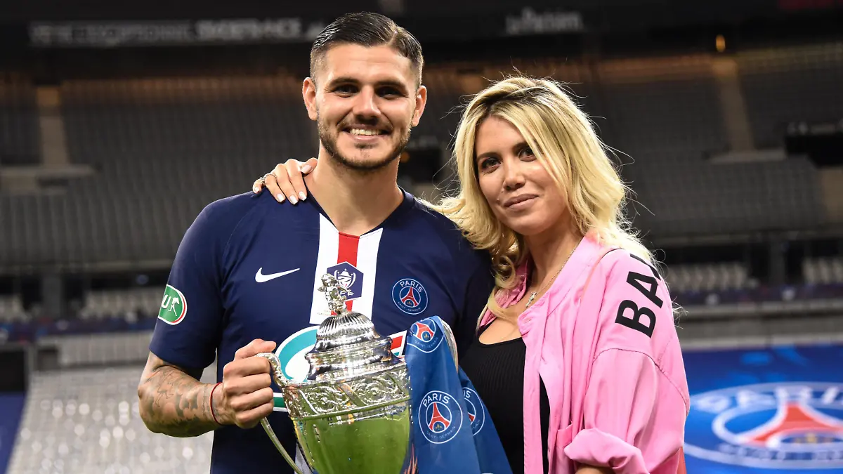  Attitude - Joie de Mauro Icardi  18 - PSG  et sa femme Wanda Nara FOOTBALL : Paris Saint Germain vs AS Saint Etienne - Finale Coupe de France - Saint Denis - 24/07/2020 FedericoPestellini/Panoramic PUBLICATIONxNOTxINxFRAxITAxBEL