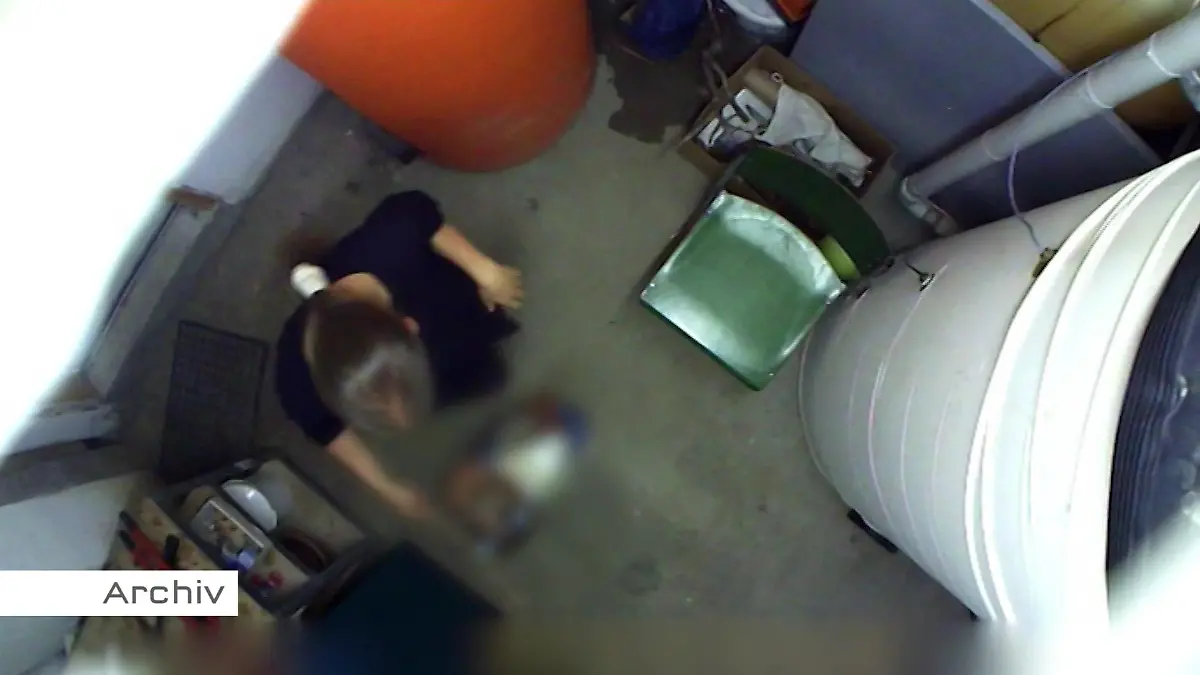 RTL-Reporter Wolfram Kuhnigk konnte mit Videoaufnahmen beweisen, dass Kinder innerhalb der Sekte "12 Stämme" geschlagen werden.