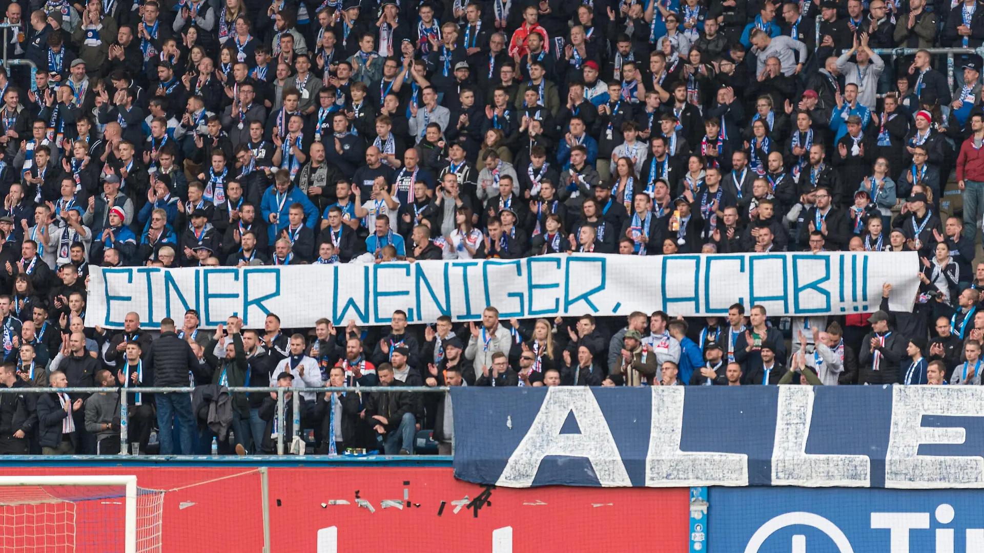 Rostock, Deutschland 17. Oktober 2021: 2. BL - 2021/2022 - FC Hansa Rostock vs. SV Sandhausen "Einer weniger, ACAB" Banner auf der Südtribüne /// DFB regulations prohibit any use of photographs as image sequences and/or quasi-video. ///