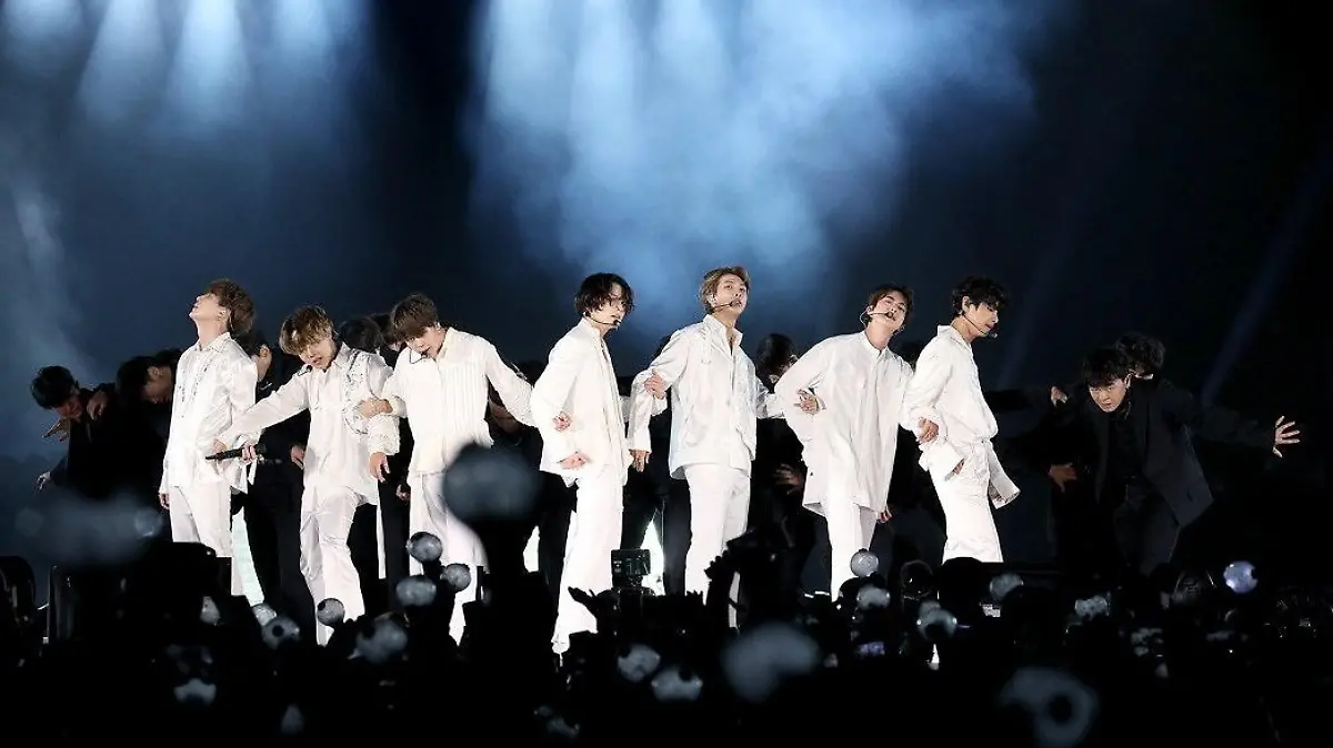 ARCHIV - 11.10.2019, Saudi-Arabien, Riad: Die südkoreanische Boyband BTS tritt während eines Konzerts im King Fahd International Stadion auf. Mit einem Auftritt in der UN-Vollversammlung in New York hat die K-Pop-Boyband BTS die Bedeutung der Nachhaltigkeitsziele der Vereinten Nationen unterstrichen.(zu dpa "K-Pop-Boyband BTS singt «Permission to Dance» in UN-Vollversammlung") Foto: -/YNA/dpa +++ dpa-Bildfunk +++