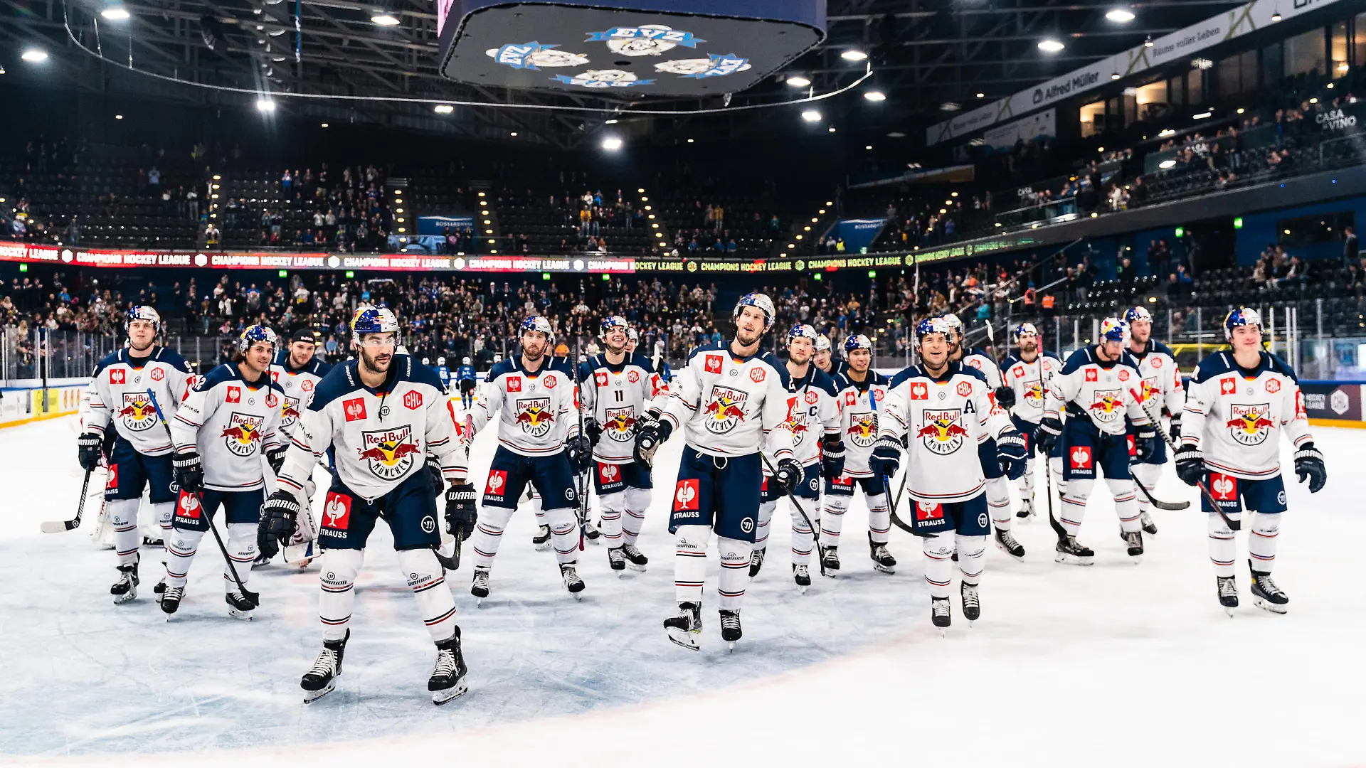 13.10.2021, Zug, Bossard Arena, CHL: EV Zug - Red Bull München, Red Bull München nach dem Sieg gegen Zug Zug Bossard Arena Zug Schweiz *** 13 10 2021, Zug, Bossard Arena, CHL EV Zug Red Bull Munich, Red Bull Munich after victory against Zug Zug Bossard Arena Zug Switzerland. PUBLICATIONxNOTxINxSUI Copyright: xJustPictures.ch/VedranxGalijasx