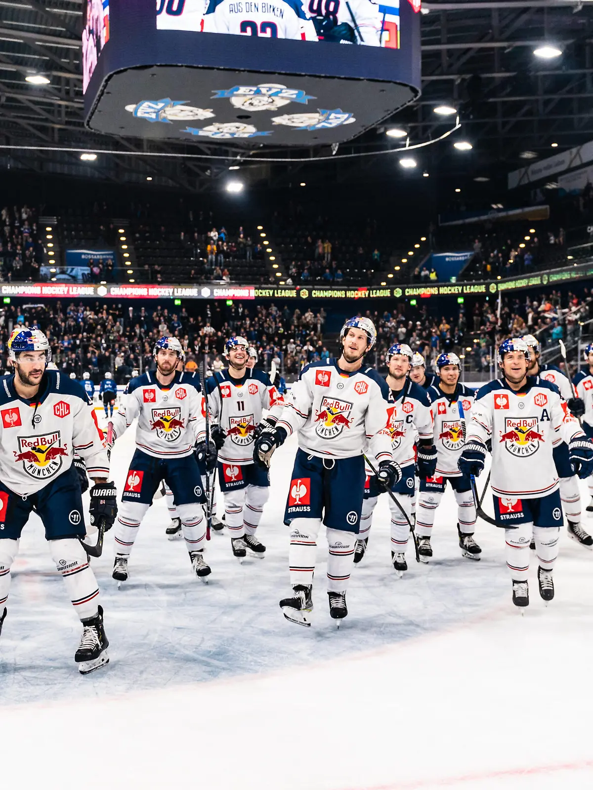  13.10.2021, Zug, Bossard Arena, CHL: EV Zug - Red Bull München, Red Bull München nach dem Sieg gegen Zug Zug Bossard Arena Zug Schweiz *** 13 10 2021, Zug, Bossard Arena, CHL EV Zug Red Bull Munich, Red Bull Munich after victory against Zug Zug Bossard Arena Zug Switzerland. PUBLICATIONxNOTxINxSUI Copyright: xJustPictures.ch/VedranxGalijasx