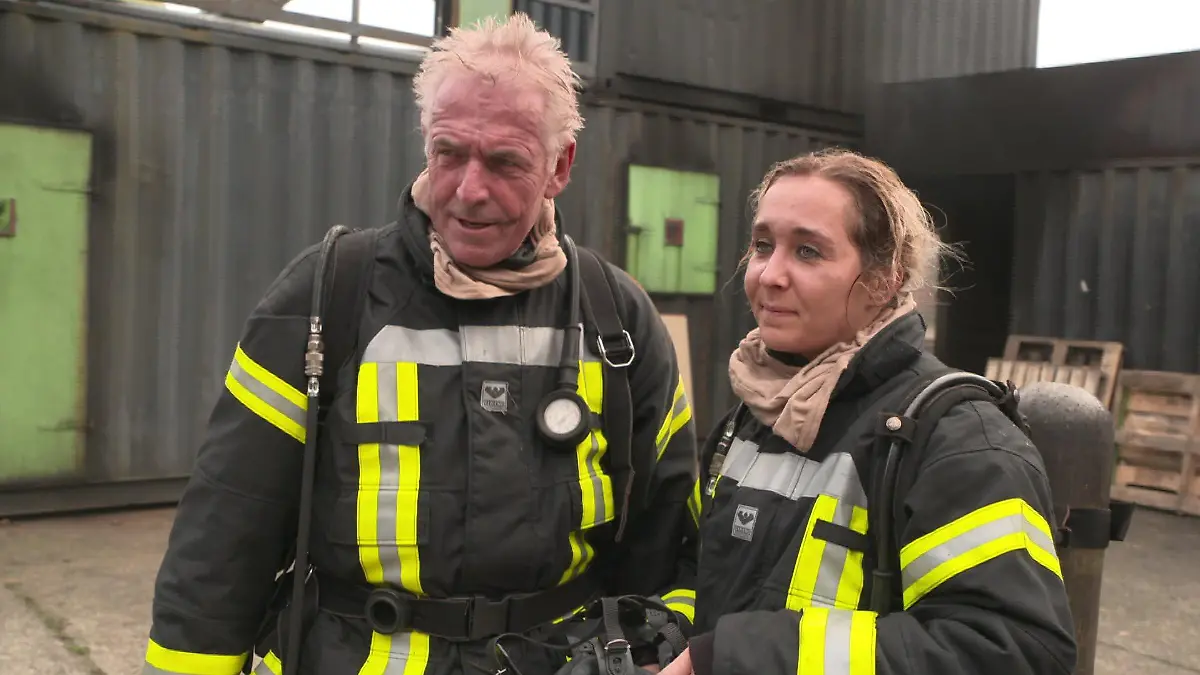 In dem aufwendigen Live-Experiment setzen sich die Reporter:innen Marlena Busch und Burkhard Kress dem Risiko der Feuerhölle aus und klären mit außergewöhnlichen Aufnahmen über die schleichende Gefahr auf.
Die Verwendung des sendungsbezogenen Materials ist nur mit dem Hinweis und Verlinkung auf TVNOW gestattet.
