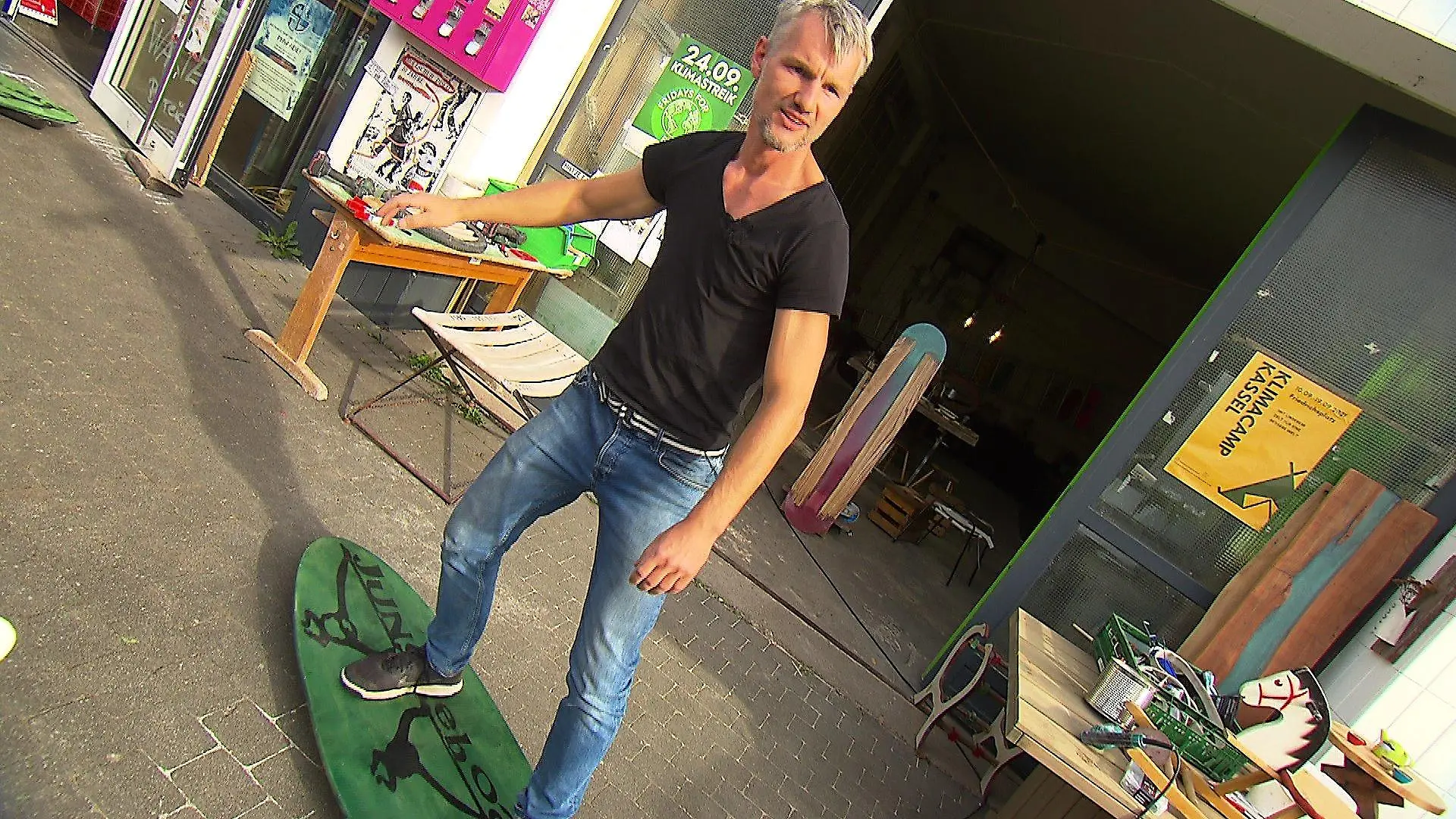 Sportlehrer und "Upcycler" Michael Bischoff zeigt, wie sein selbstkreiertes Jungle Board funktioniert.