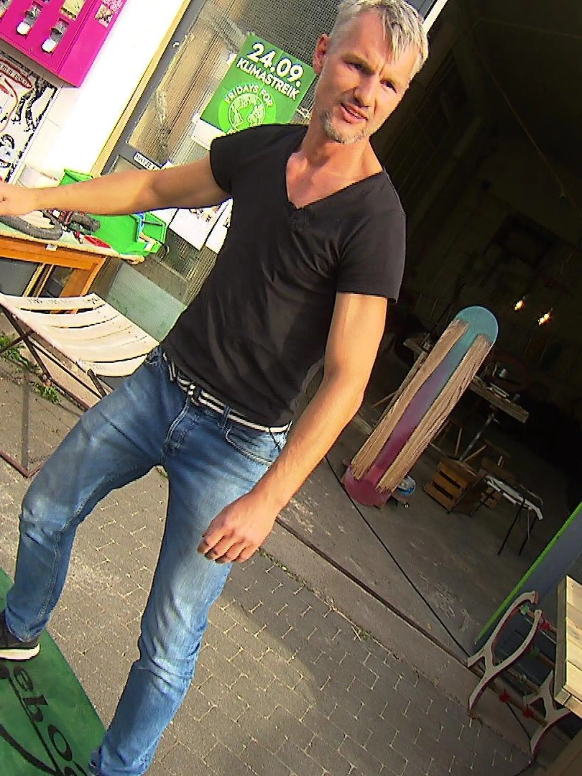 Sportlehrer und "Upcycler" Michael Bischoff zeigt, wie sein selbstkreiertes Jungle Board funktioniert.