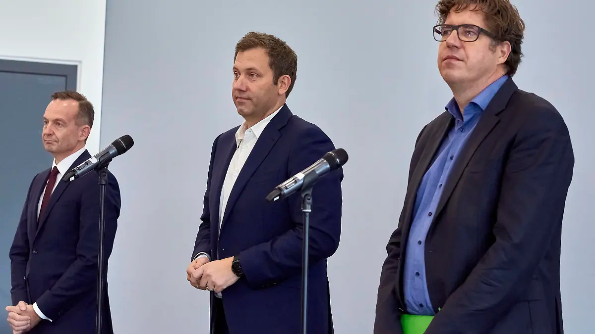  Volker Wissing  Lars Klingbeil  Michael Kellner - nach der Ampel-Sondierung Deutschland, Berlin:12.10.2021: Sondierungsgespräche von SPD, Grünen und Liberalen. Erörtert werden die Themen Digitalisierung, Demografie und Dekarbonisierung. *** Volker Wissing Lars Klingbeil Michael Kellner after the traffic light exploratory talks Germany, Berlin 12 10 2021 Exploratory talks of SPD, Greens and Liberals Discuss the topics of digitalisation, demography and decarbonisation