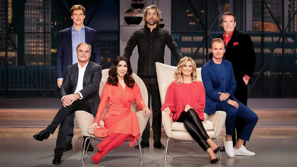 V.l.: (hinten) Carsten Maschmeyer, Nils Glagau, Ralf Dümmel, (vorne) Dr. Georg Kofler, Judith Williams, Dagmar Wöhrl und Nico Rosberg
Die Verwendung des sendungsbezogenen Materials ist nur mit dem Hinweis und Verlinkung auf TVNOW gestattet.