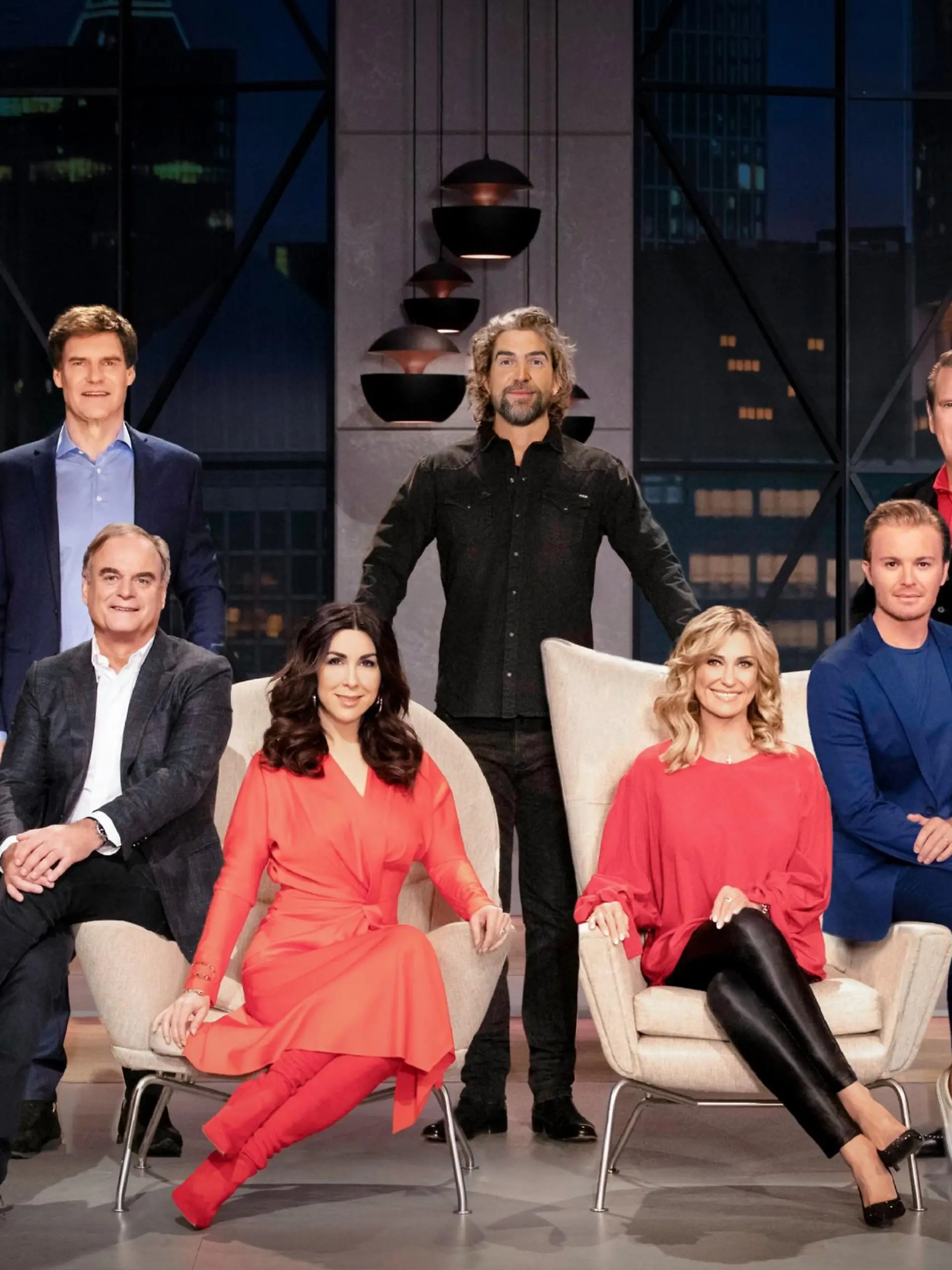 V.l.: (hinten) Carsten Maschmeyer, Nils Glagau, Ralf Dümmel, (vorne) Dr. Georg Kofler, Judith Williams, Dagmar Wöhrl und Nico Rosberg

 Die Verwendung des sendungsbezogenen Materials ist nur mit dem Hinweis und Verlinkung auf TVNOW gestattet.