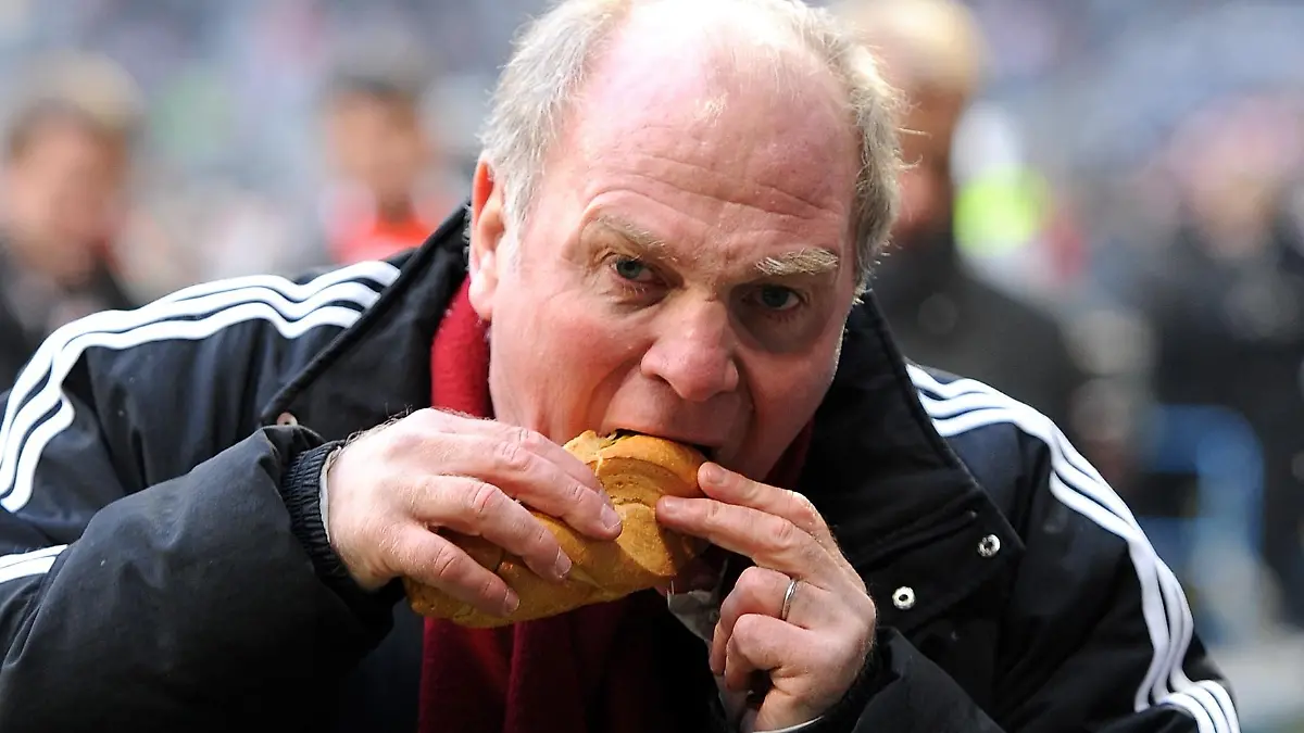 Fussball 1. Bundesliga : Saison 2009/2010 17. Spieltag 19.12.2009 FC Bayern Muenchen - Hertha BSC Berlin , Praesident Uli Hoeness loest seine Wette ein und grillt Wuerstchen mit dem EON Chef FOTO: Pressefoto ULMER/Claus Cremer || Nur für redaktionelle Verwendung