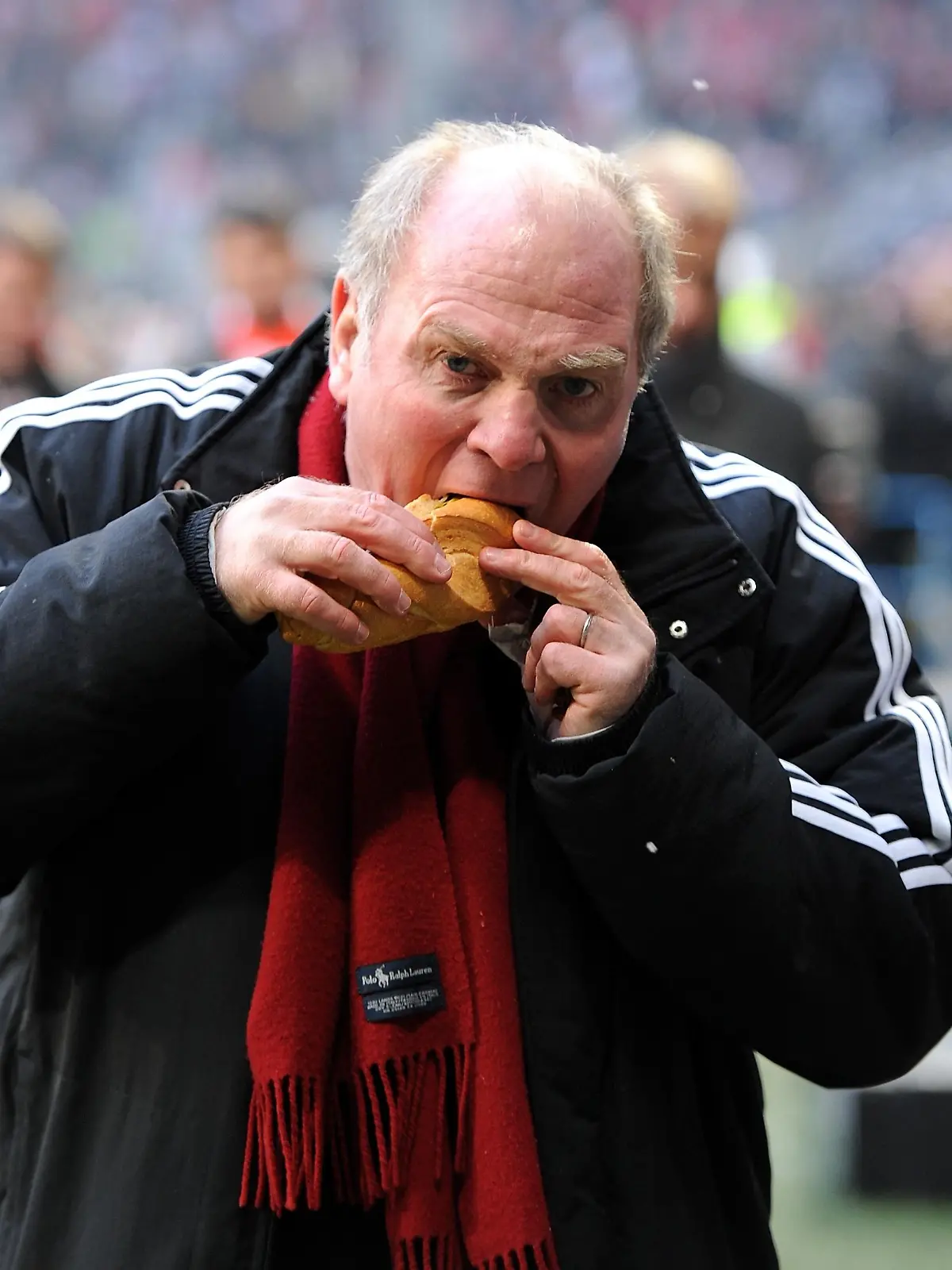 Fussball 1. Bundesliga : Saison 2009/2010 17. Spieltag 19.12.2009 FC Bayern Muenchen - Hertha BSC Berlin , Praesident Uli Hoeness loest seine Wette ein und grillt Wuerstchen mit dem EON Chef FOTO: Pressefoto ULMER/Claus Cremer || Nur für redaktionelle Verwendung