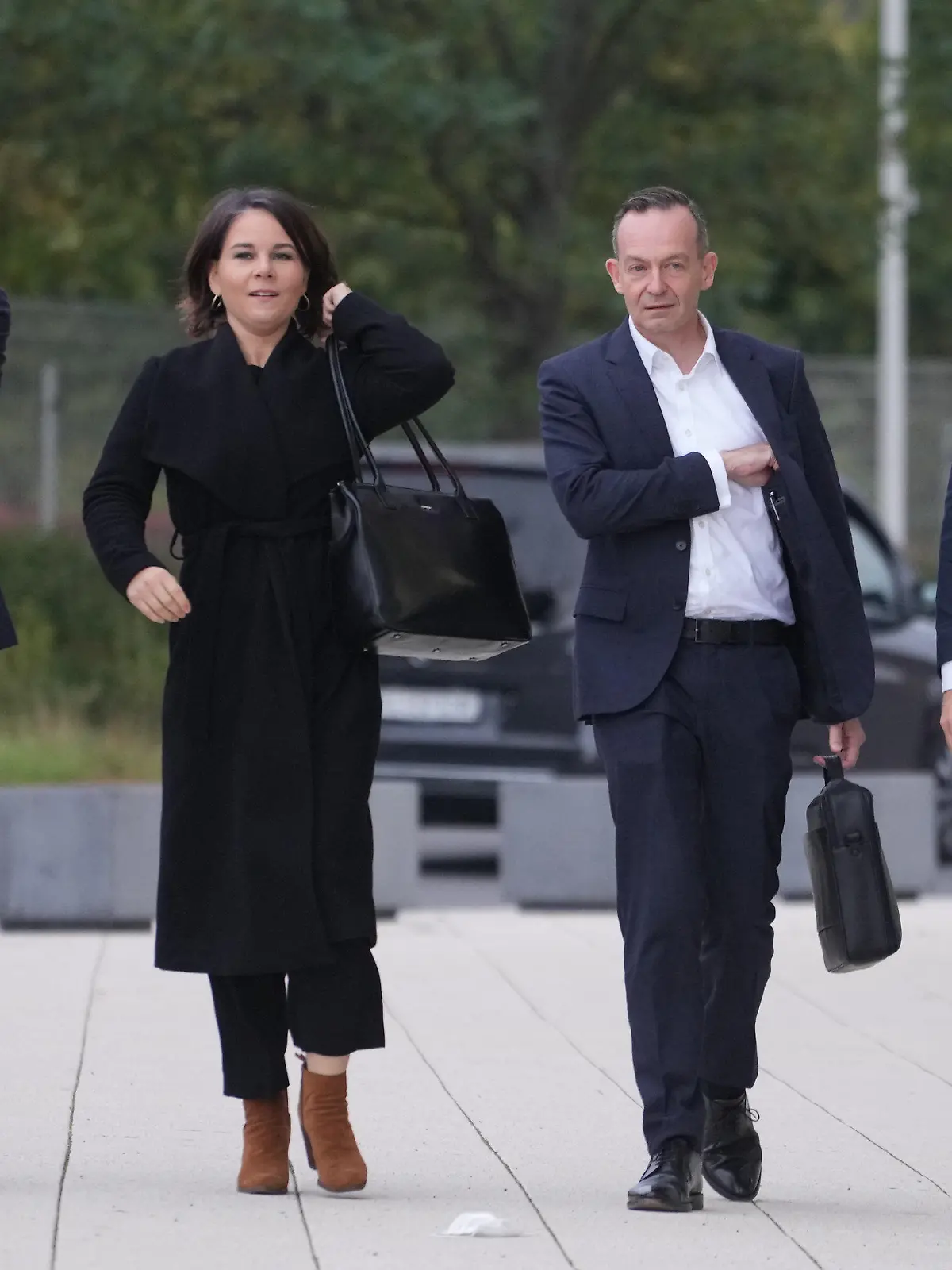 dpatopbilder - 11.10.2021, Berlin: Robert Habeck (l-r), Bundesvorsitzender Grünen, Annalena Baerbock, Grünen-Kanzlerkandidatin und Bundesvorsitzende, Volker Wissing, rheinland-pfälzischer Minister für Wirtschaft, Verkehr, Landwirtschaft und Weinbau und FDP-Generalsekretär, und Christian Lindner, Bundesvorsitzender der FDP, kommen zu dem Tagungsort für die Sondierungsgespräche. Heute beraten die SPD mit der FDP und Bündnis 90/Die Grünen zur Bildung einer neuen Bundesregierung nach der Bundestagswahl. Foto: Kay Nietfeld/dpa +++ dpa-Bildfunk +++