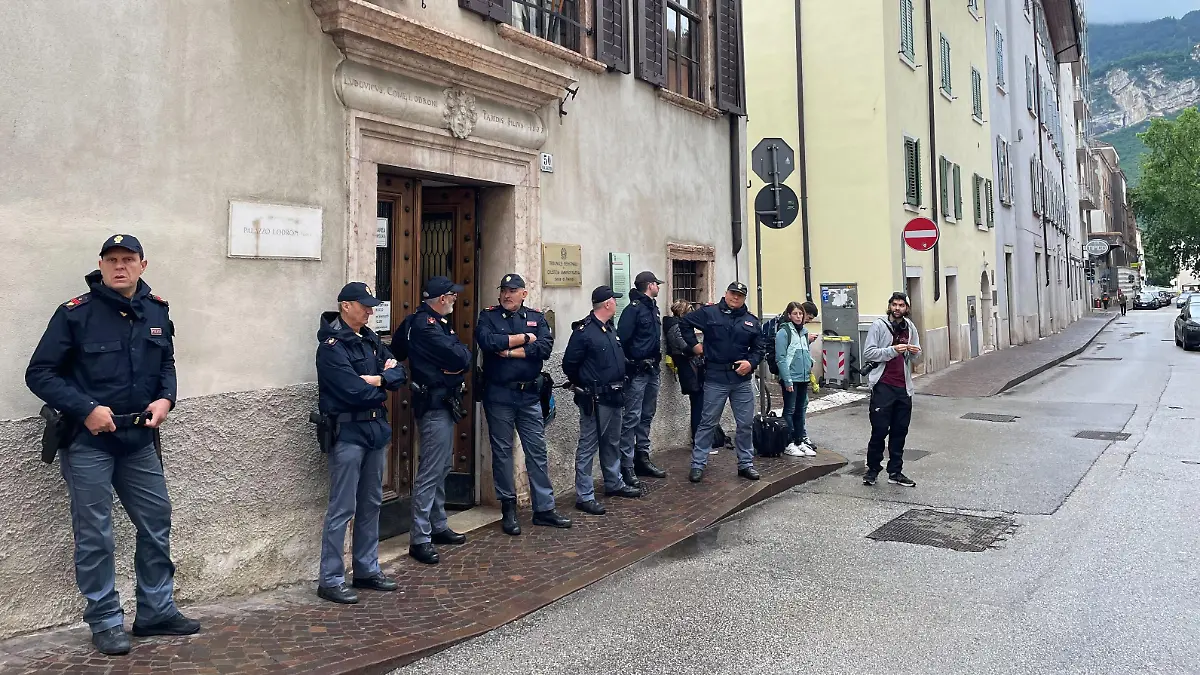 Rund 15 Polizisten beschützen das Gebäude, in dem die Verhandlung stattfindet.