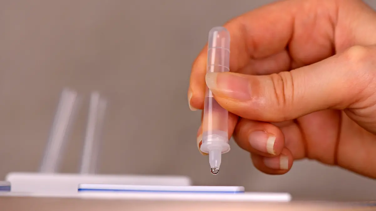 14.03.2021, EIn COVID-19 Antigen-Testkit Schnelltest zum Eigentest im Privat-Einsatz ohne Fachlabor. Der Corona Antigen Test ist ein Test zum qualitativen Nachweis von Nukleocapsid Protein Antigen aus SARS-CoV-2 in nasalen Tupferproben von Personen, die im Verdacht stehen, sich mit COVID-19 infiziert zuhaben. Der Test dient der Unterstützung der schnellen Diagnose einer SARS-CoV-2 Infektion. 14.03.2021, Corona-Virus Antigen-Test im Privat-Einsatz 14.03.2021, Corona-Virus Antigen-Test im Privat-Einsatz *** 14 03 2021, A COVID 19 Antigen Test Kit Rapid Test for Self-Testing in Private Use without a Specialist Laboratory The Corona Antigen Test is a test for the qualitative detection of nucleocapsid protein antigen from SARS CoV 2 in nasal 