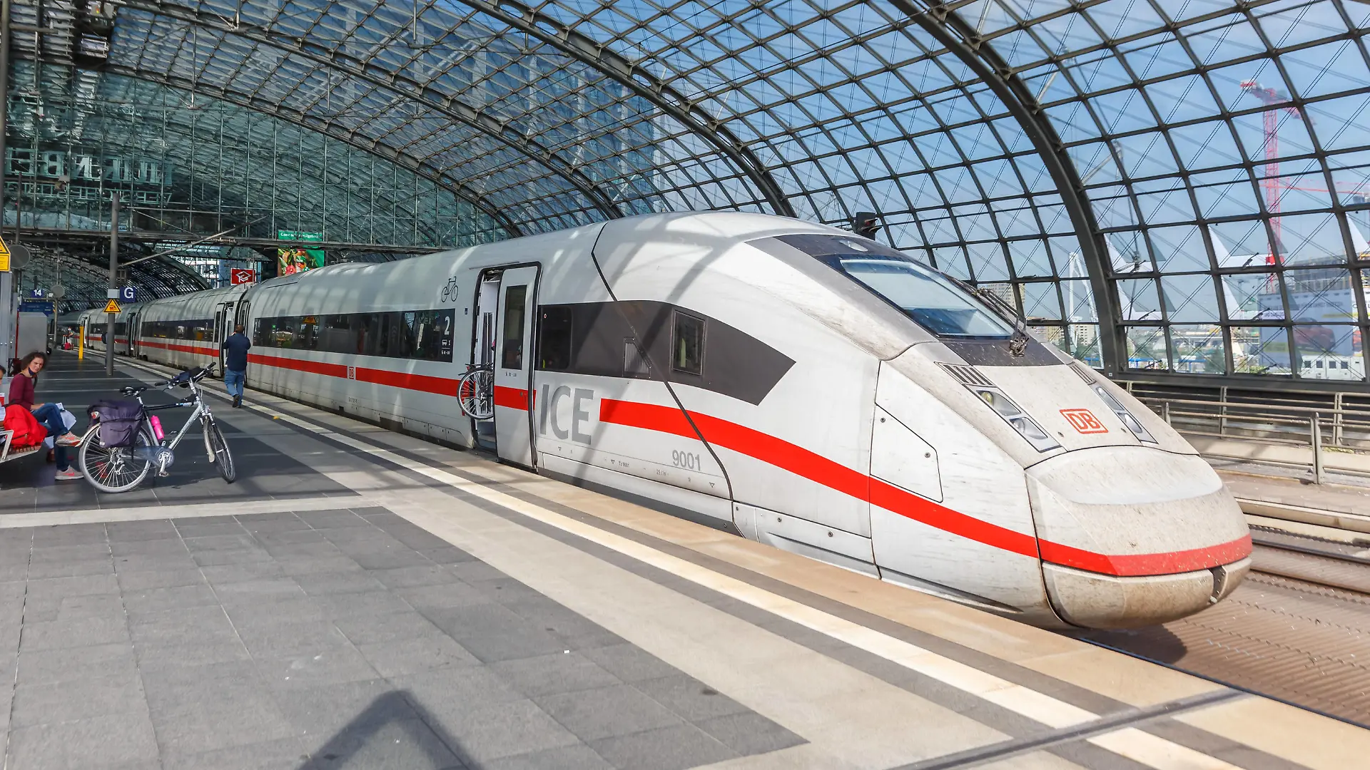  ICE 4 Zug im Bahnhof Berlin Hauptbahnhof Hbf in Deutschland Berlin, Deutschland - 20. August 2020: ICE 4 Zug im Bahnhof Hauptbahnhof Hbf in Berlin, Deutschland. *** ICE 4 train at Berlin Hauptbahnhof Hbf station in Berlin, Germany 20 August 2020 ICE 4 train at Berlin Hauptbahnhof Hbf station in Berlin, Germany