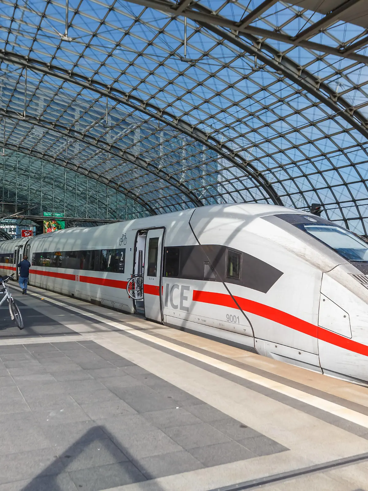  ICE 4 Zug im Bahnhof Berlin Hauptbahnhof Hbf in Deutschland Berlin, Deutschland - 20. August 2020: ICE 4 Zug im Bahnhof Hauptbahnhof Hbf in Berlin, Deutschland. *** ICE 4 train at Berlin Hauptbahnhof Hbf station in Berlin, Germany 20 August 2020 ICE 4 train at Berlin Hauptbahnhof Hbf station in Berlin, Germany