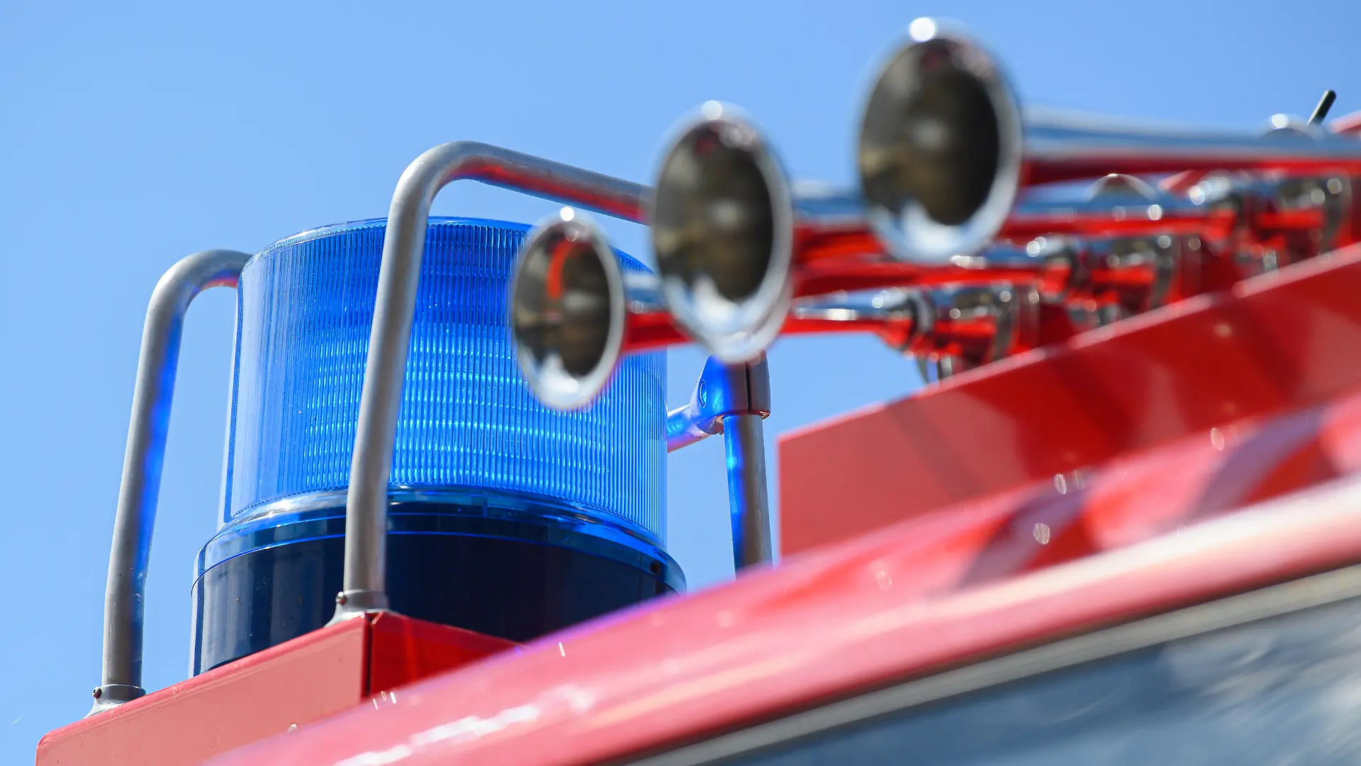 ARCHIV - 28.08.2020, Sachsen, Dresden: Blaulicht leuchtet während der Übergabe von 23 neuen Einsatzfahrzeugen an den Zivil- und Katastrophenschutz Sachsen an einer Feuerwehr mit Martinshorn. Zum dritten Mal wollen die Berufsfeuerwehren den Europäischen Tag des Notrufs am 11. Februar nutzen, um in den Sozialen Medien in einem "Twittergewitter" im Minutentakt über ihre Einsätze zu informieren. (Zu dpa "Feuerwehren geben im «Twittergewitter» Einblick in den Retteralltag) Foto: Robert Michael/dpa-Zentralbild/dpa +++ dpa-Bildfunk +++