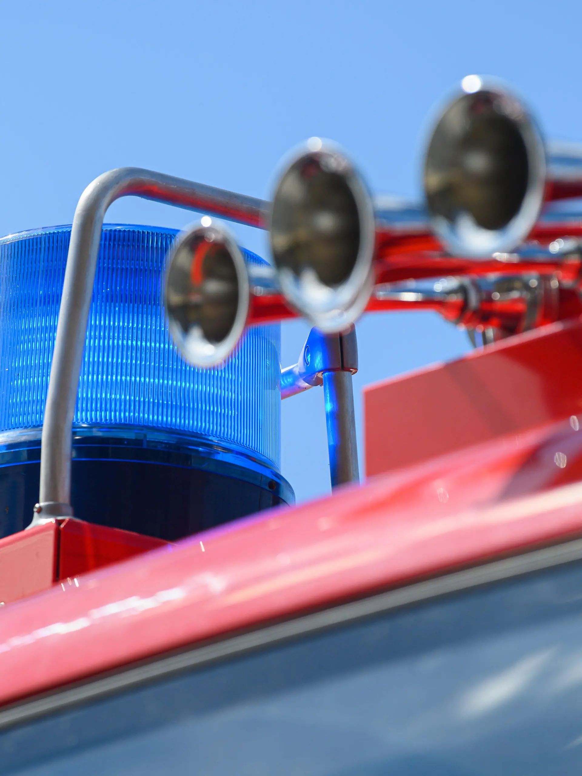 ARCHIV - 28.08.2020, Sachsen, Dresden: Blaulicht leuchtet während der Übergabe von 23 neuen Einsatzfahrzeugen an den Zivil- und Katastrophenschutz Sachsen an einer Feuerwehr mit Martinshorn. Zum dritten Mal wollen die Berufsfeuerwehren den Europäischen Tag des Notrufs am 11. Februar nutzen, um in den Sozialen Medien in einem "Twittergewitter" im Minutentakt über ihre Einsätze zu informieren. (Zu dpa "Feuerwehren geben im «Twittergewitter» Einblick in den Retteralltag) Foto: Robert Michael/dpa-Zentralbild/dpa +++ dpa-Bildfunk +++