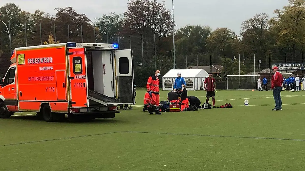 Fußball: Oberliga Hamburg, USC Paloma - SC Concordia, Staffel 1, 9. Spieltag. Durch das beherzte Eingreifen seiner Mannschaftskameraden ist dem Hamburger Amateur-Fußballer Berkant Aydin das Leben gerettet worden. Der 22 Jahre alte Mittelfeldspieler von Concordia Hamburg ist nach einem Zusammenstoß bewusstlos zu Boden gegangen. Dabei verschluckte er sein Zunge und drohte zu ersticken. (zu dpa "Dramatik in Oberliga: Teamkameraden retten Mitspieler das Leben")
