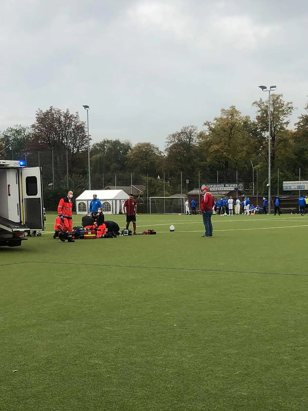 Fußball: Oberliga Hamburg, USC Paloma - SC Concordia, Staffel 1, 9. Spieltag. Durch das beherzte Eingreifen seiner Mannschaftskameraden ist dem Hamburger Amateur-Fußballer Berkant Aydin das Leben gerettet worden. Der 22 Jahre alte Mittelfeldspieler von Concordia Hamburg ist nach einem Zusammenstoß bewusstlos zu Boden gegangen. Dabei verschluckte er sein Zunge und drohte zu ersticken. (zu dpa "Dramatik in Oberliga: Teamkameraden retten Mitspieler das Leben")