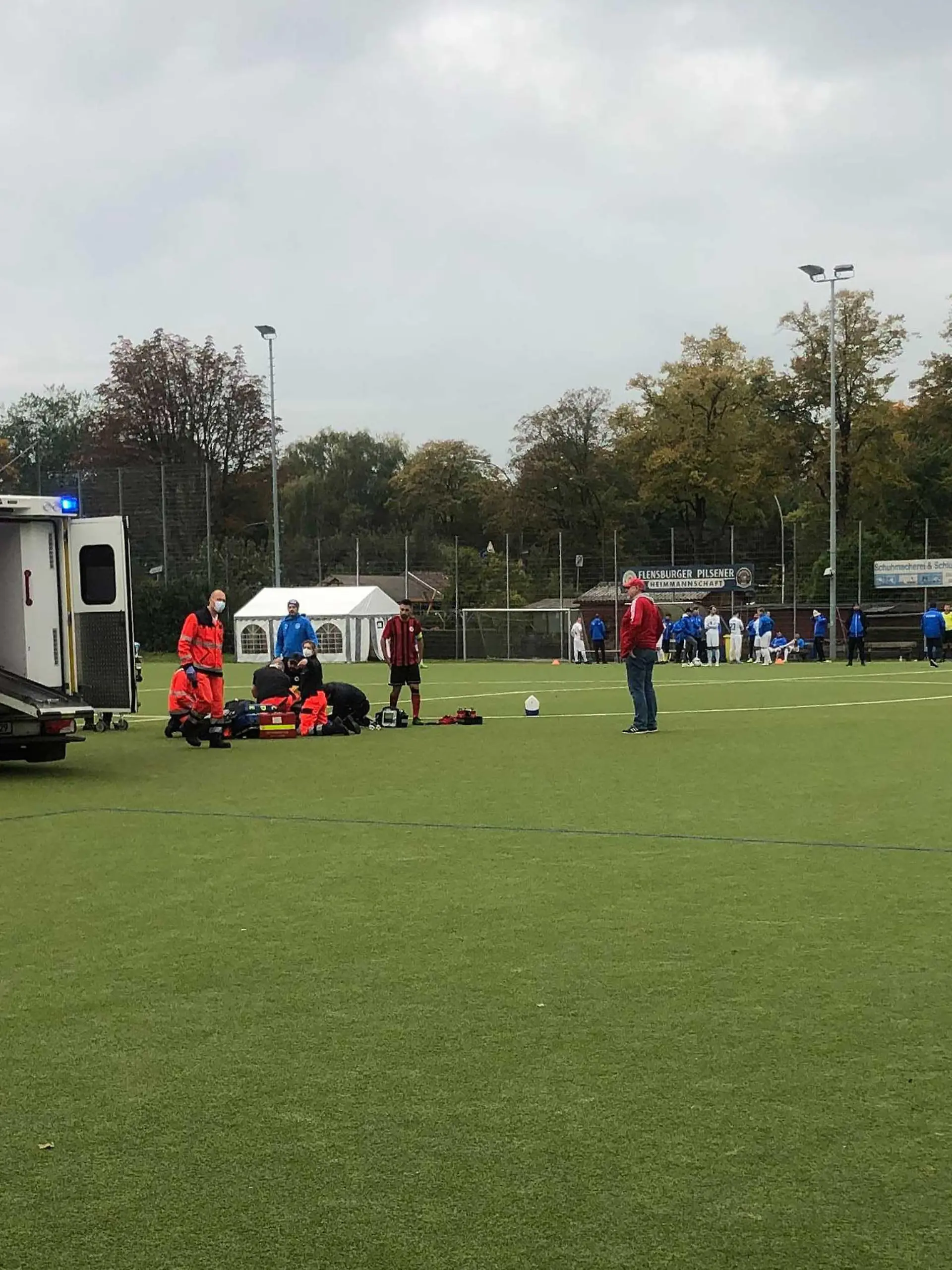 Fußball: Oberliga Hamburg, USC Paloma - SC Concordia, Staffel 1, 9. Spieltag. Durch das beherzte Eingreifen seiner Mannschaftskameraden ist dem Hamburger Amateur-Fußballer Berkant Aydin das Leben gerettet worden. Der 22 Jahre alte Mittelfeldspieler von Concordia Hamburg ist nach einem Zusammenstoß bewusstlos zu Boden gegangen. Dabei verschluckte er sein Zunge und drohte zu ersticken. (zu dpa "Dramatik in Oberliga: Teamkameraden retten Mitspieler das Leben")