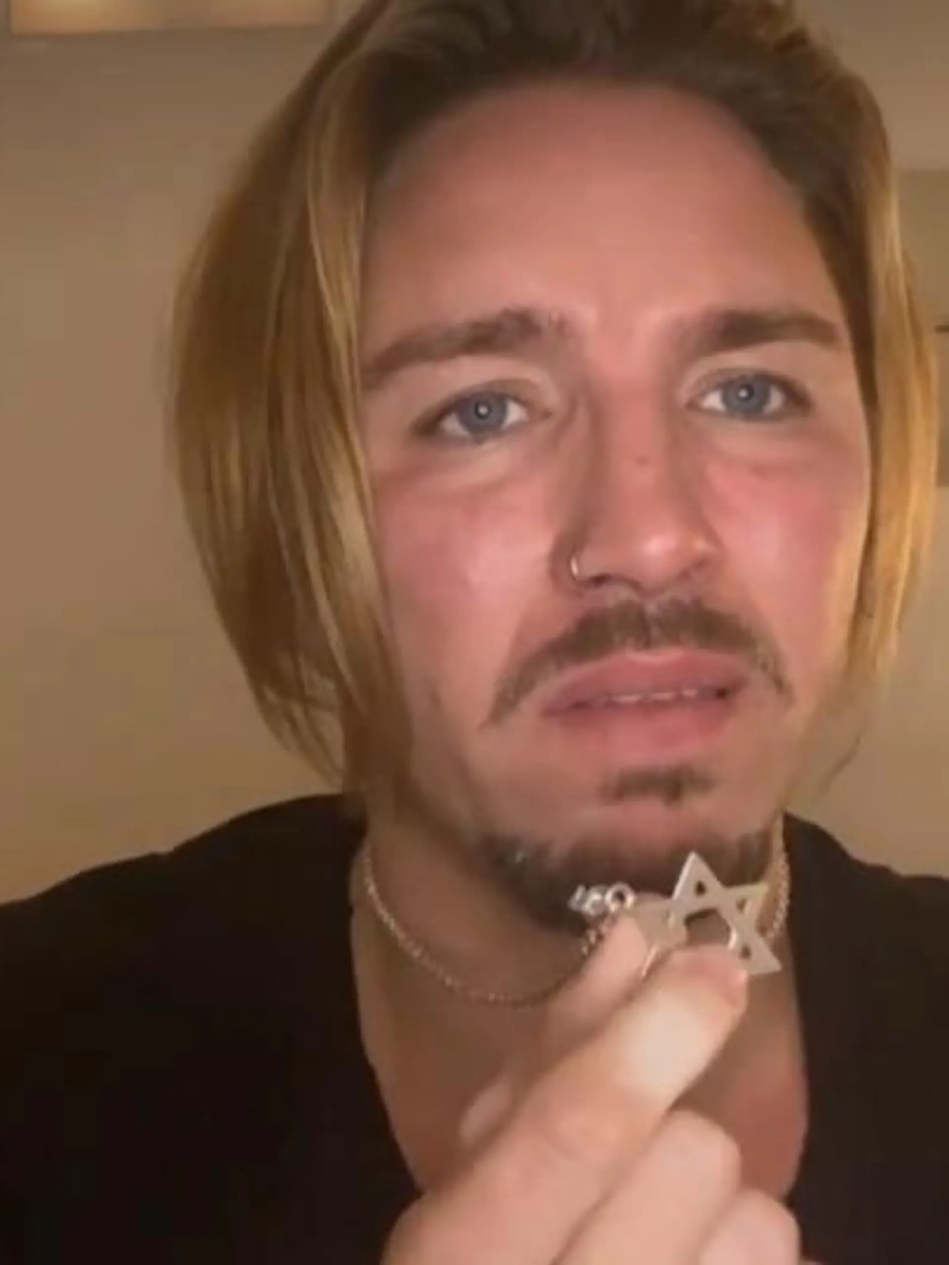 Das Video des Sängers ging viral und bewegte unzählige Menschen - doch jetzt ist es tatsächlich Gil Ofarim, der eine Anzeige am Hals hat... Das sagt uns die Polizei!