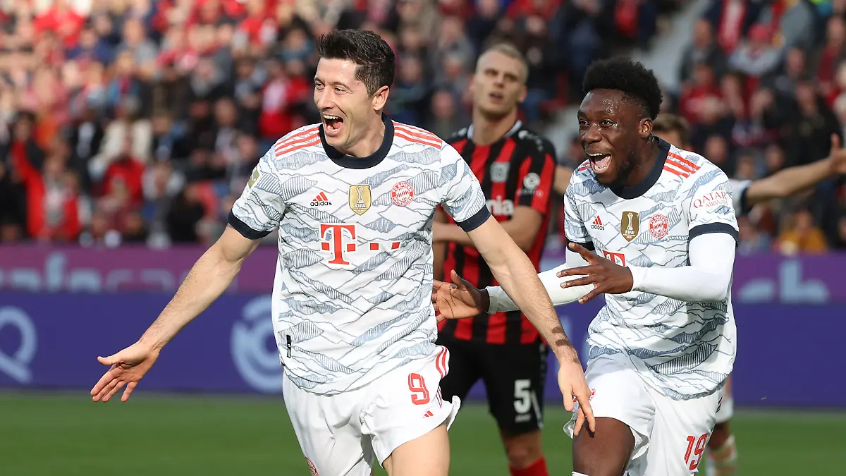 Leverkusen, BayArena, 17.10.21, 1. Bundesliga: Bayer 04 Leverkusen - FC Bayern Muenchen Bild: Jubel beim Torschuetzen zum 0:2 Robert Lewandowski (FC Bayern Muenchen) und Alphonso Davies (FC Bayern Muenchen) Gemäß den Vorgaben der DFL Deutsche Fußball Liga ist es untersagt, in dem Stadion und/oder vom Spiel angefertigte Fotoaufnahmen in Form von Sequenzbildern und/oder videoähnlichen Fotostrecken zu verwerten bzw. verwerten zu lassen. // DFL regulations prohibit any use of photographs as image sequences and/or quasi-video.