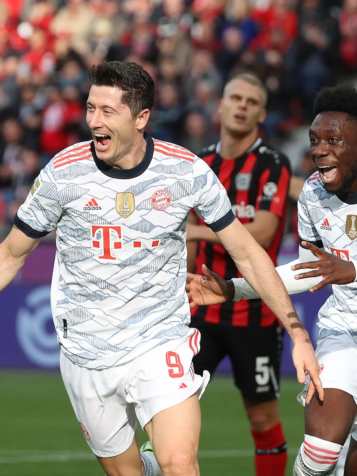 Leverkusen, BayArena, 17.10.21, 1. Bundesliga: Bayer 04 Leverkusen - FC Bayern Muenchen Bild: Jubel beim Torschuetzen zum 0:2 Robert Lewandowski (FC Bayern Muenchen) und Alphonso Davies (FC Bayern Muenchen) Gemäß den Vorgaben der DFL Deutsche Fußball Liga ist es untersagt, in dem Stadion und/oder vom Spiel angefertigte Fotoaufnahmen in Form von Sequenzbildern und/oder videoähnlichen Fotostrecken zu verwerten bzw. verwerten zu lassen. // DFL regulations prohibit any use of photographs as image sequences and/or quasi-video.