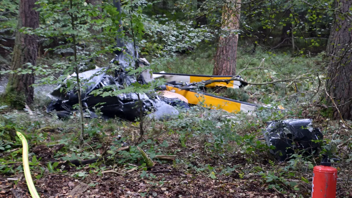 17.10.2021, Buchen: Trümmerteile eines Hubschraubers vom Typ Robinson R44 liegen in einem Wald nahe der Grenze zu Hessen und Bayern. Bei einem Hubschrauberabsturz sind drei Menschen im Norden Baden-Württembergs ums Leben gekommen. Ob noch jemand vermisst wurde, war einem Sprecher zufolge zunächst nicht bekannt. Foto: Julian Buchner/Einsatz-Report24/dpa +++ dpa-Bildfunk +++