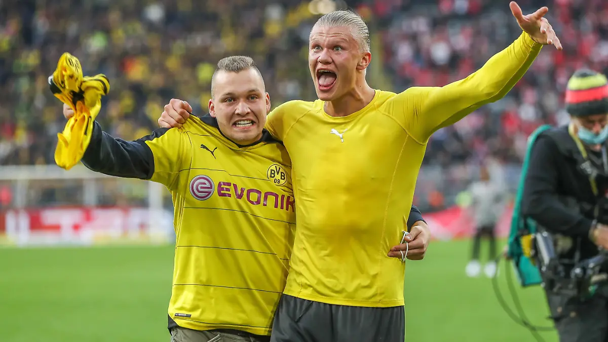 Erling Haaland (Borussia Dortmund / BVB, #09) mit ein Fan nach dem Spiel, GER, Borussia Dortmund / BVB vs. FSV Main 05, Fussball, 1. Bundesliga, 8. Spieltag, Spielzeit 2021/2022, 16.10.2021, DFB/DFL regulations prohibit any use of photographs as image sequences and/or quasi-video., Foto: EIBNER/Gabriel Boia