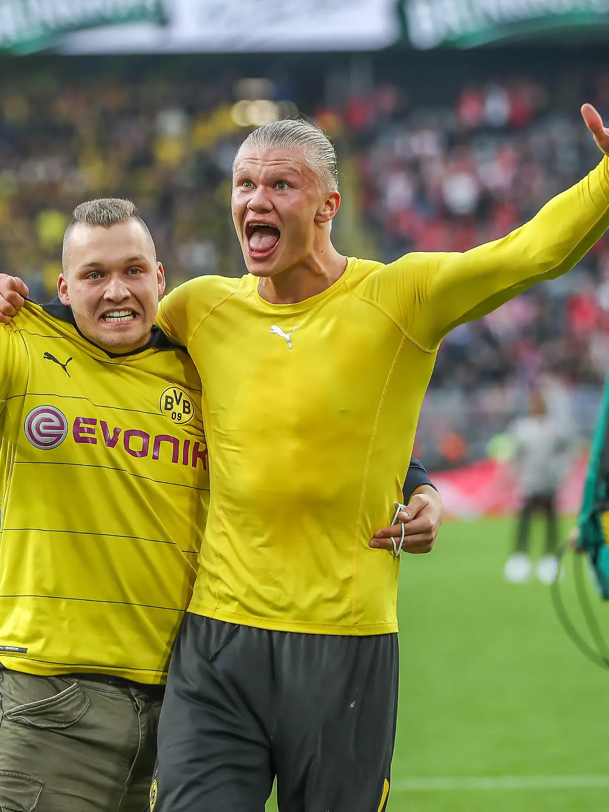 Erling Haaland (Borussia Dortmund / BVB, #09) mit ein Fan nach dem Spiel, GER, Borussia Dortmund / BVB vs. FSV Main 05, Fussball, 1. Bundesliga, 8. Spieltag, Spielzeit 2021/2022, 16.10.2021, DFB/DFL regulations prohibit any use of photographs as image sequences and/or quasi-video., Foto: EIBNER/Gabriel Boia