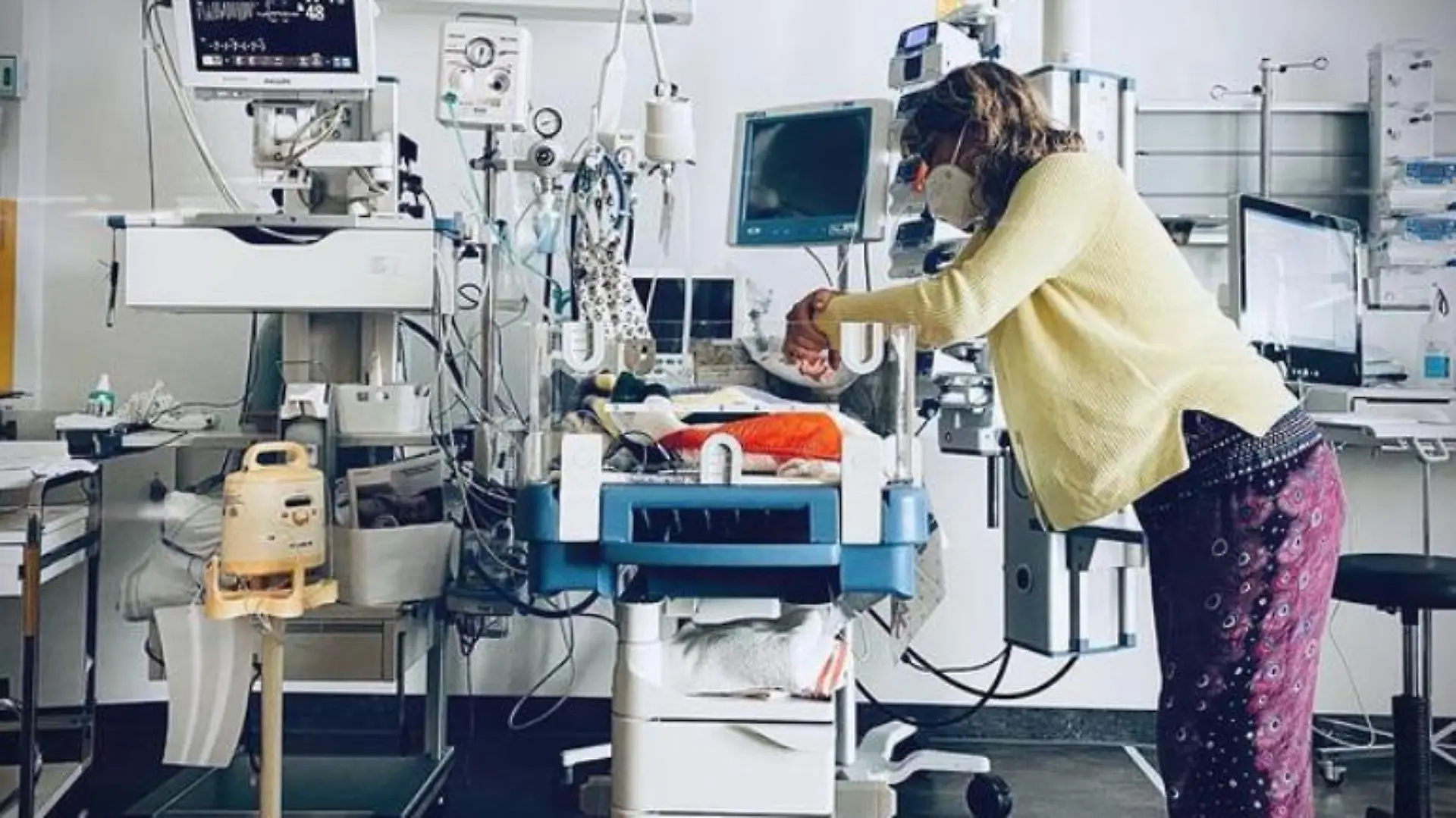 Janni Hönscheid mit Baby Merlin auf der Intensivstation.