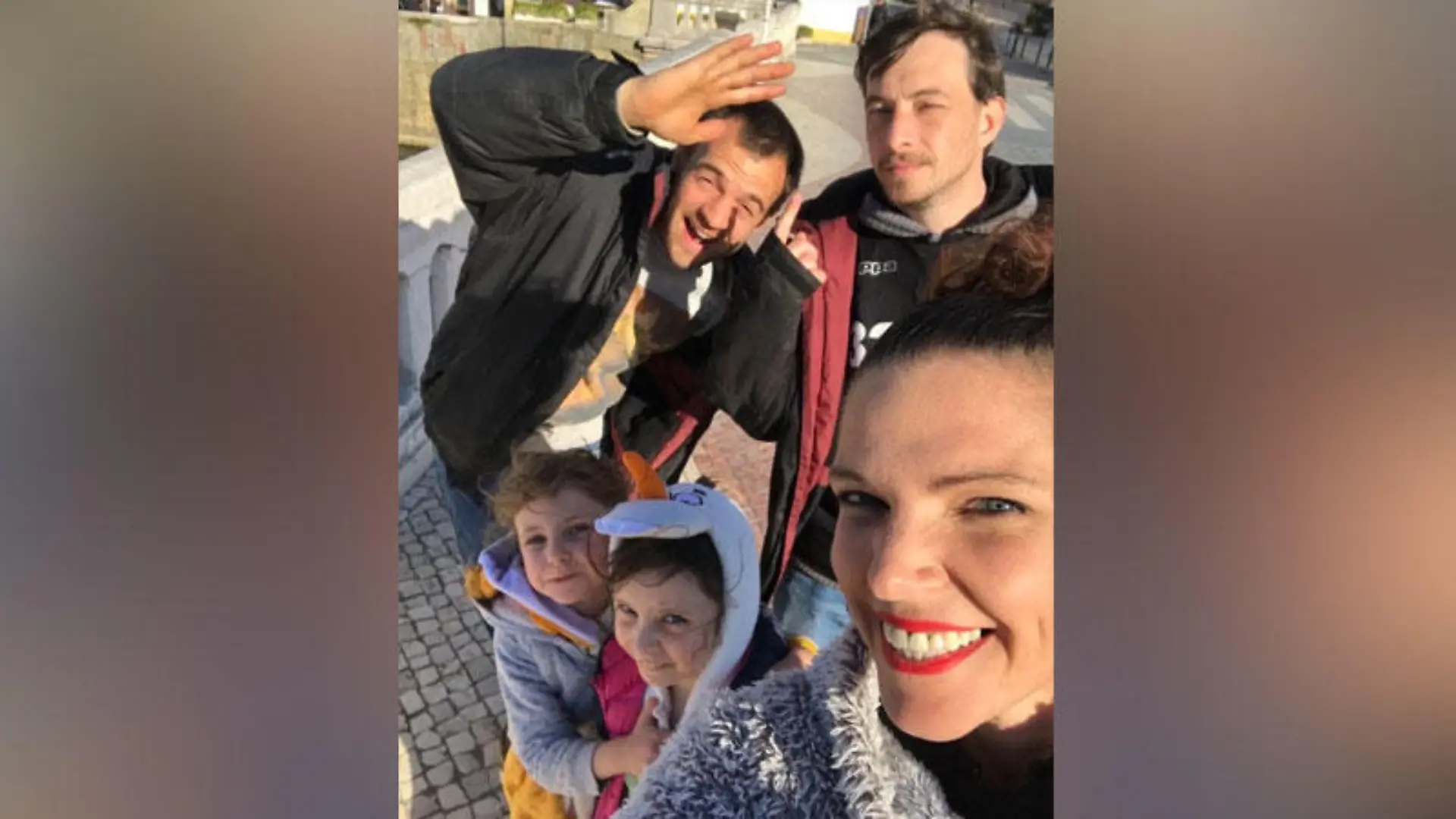 Von links nach rechts: Al Meyer (36), James Cohen (39), Seren (12) und Electra (11) und Luana Ribeira (40)