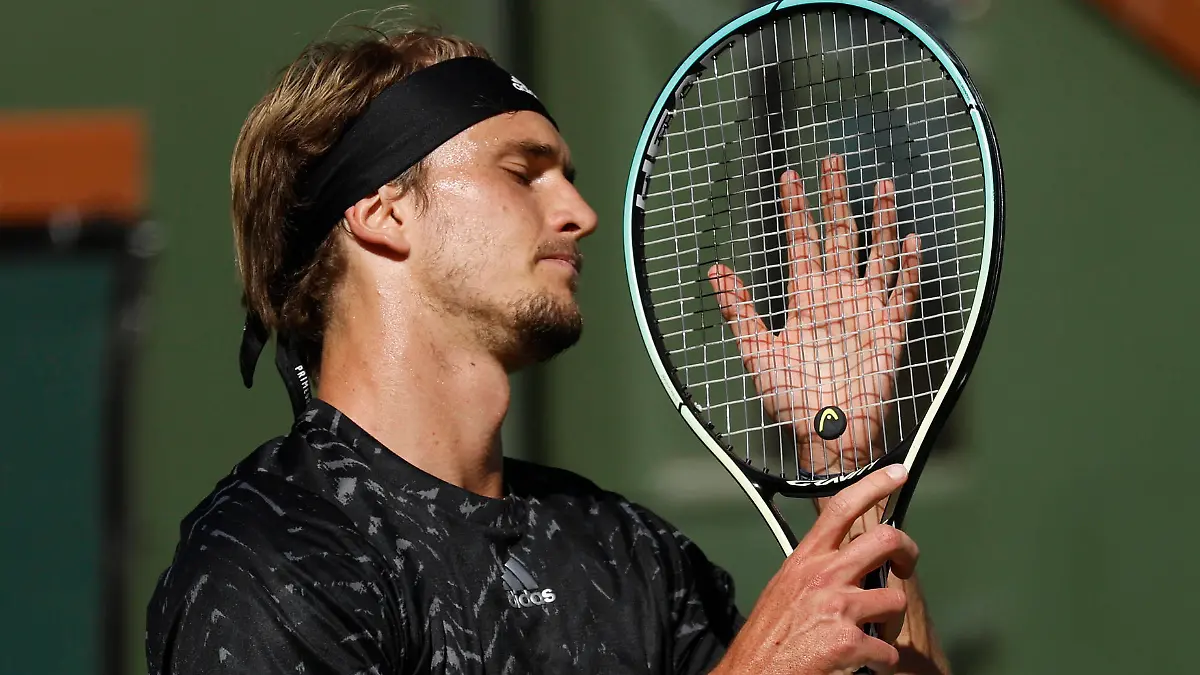 Sport Bilder des Tages October 15, 2021 Alexander Zverev of Germany reacts to missing a shot against Taylor Fritz during the 2021 BNP Paribas Open at Indian Wells Tennis Garden in Indian Wells, California. Mandatory Photo Credit : /CSM Indian Wells United States of America - ZUMAc04_ 20211015_zaf_c04_053 Copyright: xCharlesxBausx