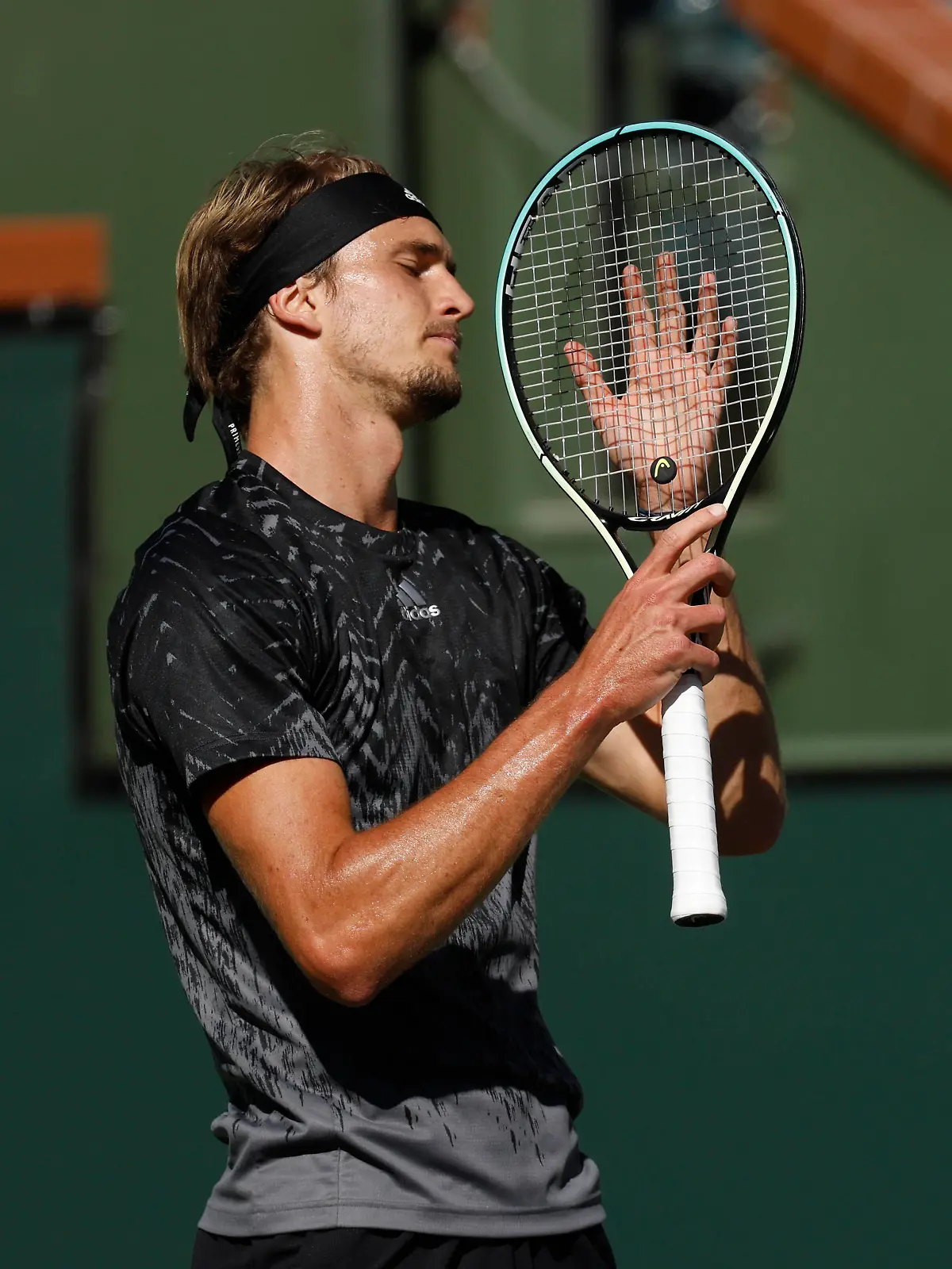 Sport Bilder des Tages October 15, 2021 Alexander Zverev of Germany reacts to missing a shot against Taylor Fritz during the 2021 BNP Paribas Open at Indian Wells Tennis Garden in Indian Wells, California. Mandatory Photo Credit : /CSM Indian Wells United States of America - ZUMAc04_ 20211015_zaf_c04_053 Copyright: xCharlesxBausx