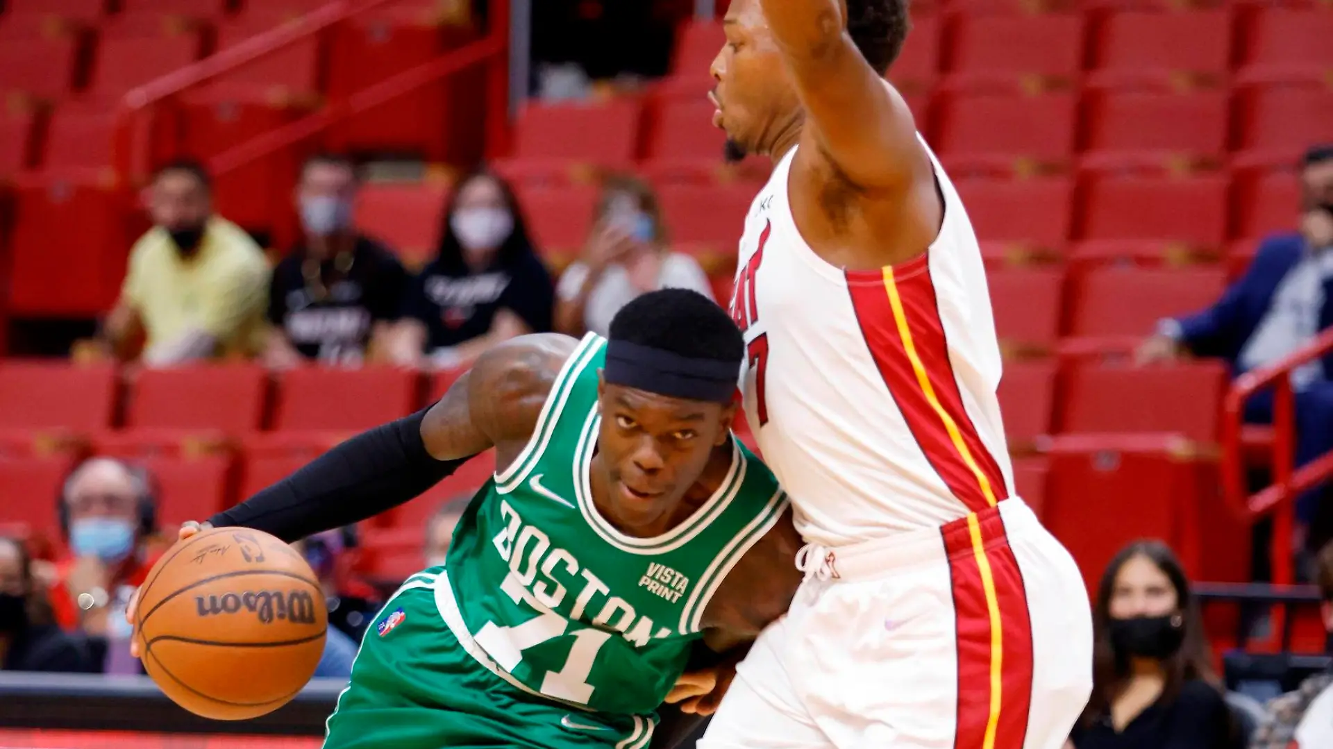 Boston Celtics guard Dennis Schroder L is defended by Miami Heat guard Kyle Lowry R during the first half of the NBA, Basketball Herren, USA basketball game between the Miami Heat and the Boston Celtics at FTX Arena in Miami, Florida, USA, 15 October 2021. Boston Celtics at Miami Heat ACHTUNG: NUR REDAKTIONELLE NUTZUNG PUBLICATIONxINxGERxSUIxAUTxONLY Copyright: xRHONAxWISEx AME127 20211016-02109007b673d3b3bf192b50297a21808c625ec9