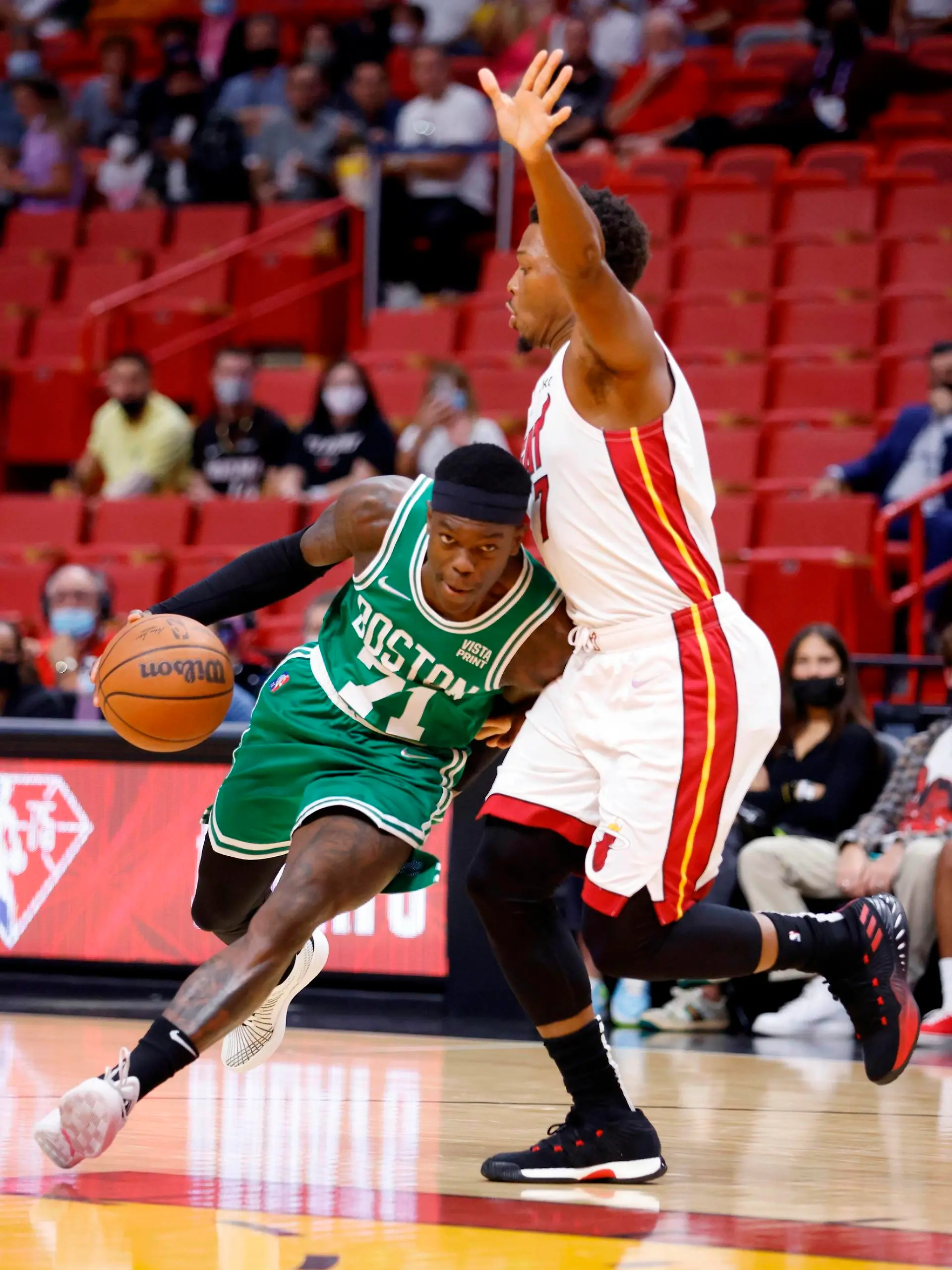 Boston Celtics guard Dennis Schroder L is defended by Miami Heat guard Kyle Lowry R during the first half of the NBA, Basketball Herren, USA basketball game between the Miami Heat and the Boston Celtics at FTX Arena in Miami, Florida, USA, 15 October 2021. Boston Celtics at Miami Heat ACHTUNG: NUR REDAKTIONELLE NUTZUNG PUBLICATIONxINxGERxSUIxAUTxONLY Copyright: xRHONAxWISEx AME127 20211016-02109007b673d3b3bf192b50297a21808c625ec9 