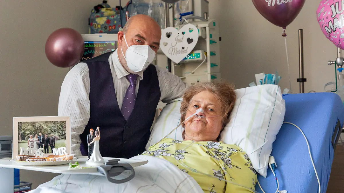HANDOUT - 25.08.2021, Nordrhein-Westfalen, Minden: Hochzeitsfoto auf der Intensivstation im Johannes Wesling Klinikum Minden/Mühlenkreiskliniken. Nach 19-jähriger Partnerschaft hat dort die schwer kranke Petra K. ihren Stefan geheiratet. Das Pflegeteam hatte das Patientenzimmer dekoriert. (Zu dpa «Schwerkranke gibt Ja-Wort auf der Intensivstation in Minden») Foto: Kai Senf/Mühlenkreiskliniken/MKK/dpa - ACHTUNG: Nur zur redaktionellen Verwendung im Zusammenhang mit der aktuellen Berichterstattung und nur mit vollständiger Nennung des vorstehenden Credits +++ dpa-Bildfunk +++