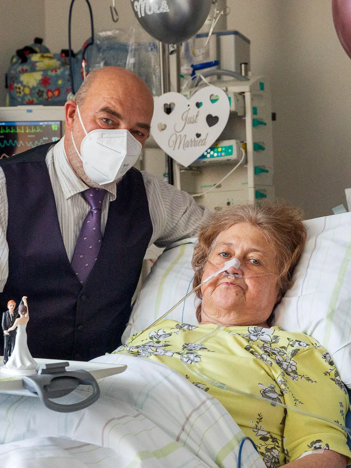 HANDOUT - 25.08.2021, Nordrhein-Westfalen, Minden: Hochzeitsfoto auf der Intensivstation im Johannes Wesling Klinikum Minden/Mühlenkreiskliniken. Nach 19-jähriger Partnerschaft hat dort die schwer kranke Petra K. ihren Stefan geheiratet. Das Pflegeteam hatte das Patientenzimmer dekoriert. (Zu dpa «Schwerkranke gibt Ja-Wort auf der Intensivstation in Minden») Foto: Kai Senf/Mühlenkreiskliniken/MKK/dpa - ACHTUNG: Nur zur redaktionellen Verwendung im Zusammenhang mit der aktuellen Berichterstattung und nur mit vollständiger Nennung des vorstehenden Credits +++ dpa-Bildfunk +++