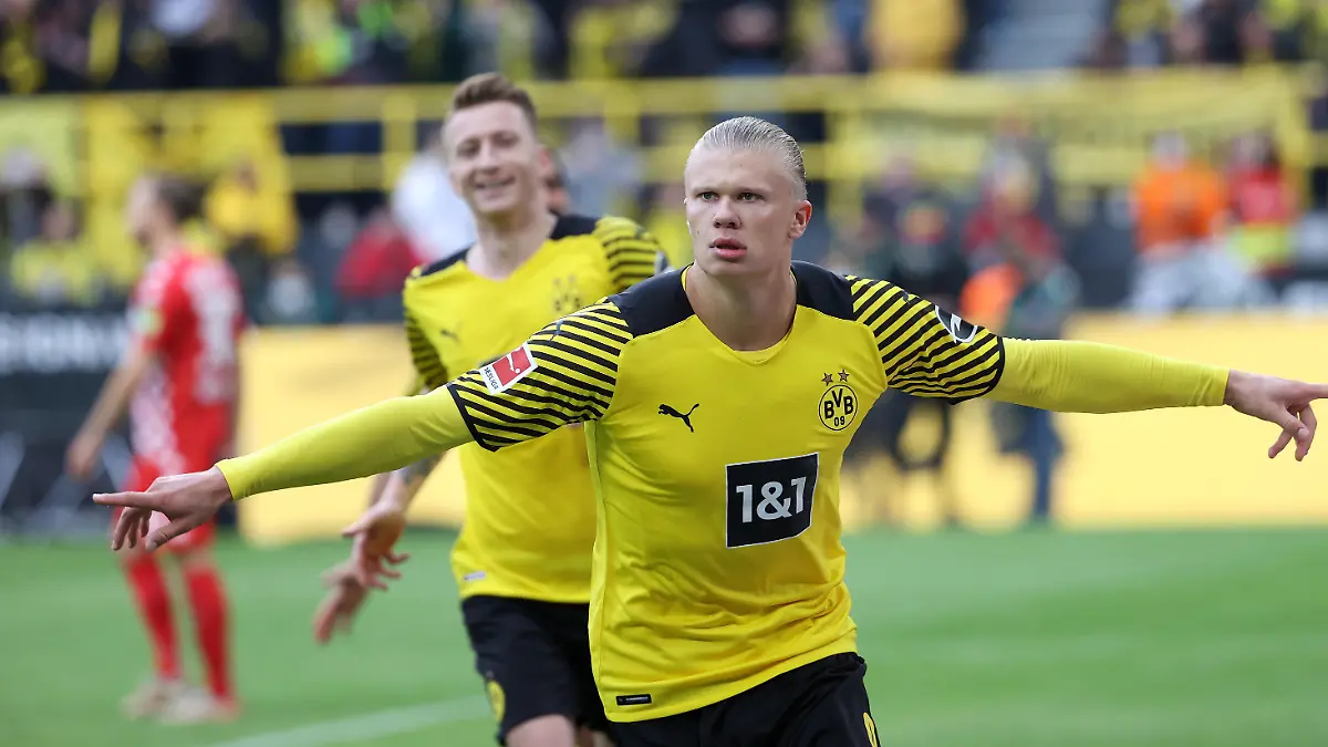 Dortmund, Signal Iduna Park, 16.10.21, 1. Bundesliga: Borussia Dortmund - 1. FSV Mainz 05 Bild: Jubel beim Tor Schuetzen zum 2 : 0 Erling Haaland (Borussia Dortmund) Gemäß den Vorgaben der DFL Deutsche Fußball Liga ist es untersagt, in dem Stadion und/oder vom Spiel angefertigte Fotoaufnahmen in Form von Sequenzbildern und/oder videoähnlichen Fotostrecken zu verwerten bzw. verwerten zu lassen. // DFL regulations prohibit any use of photographs as image sequences and/or quasi-video.