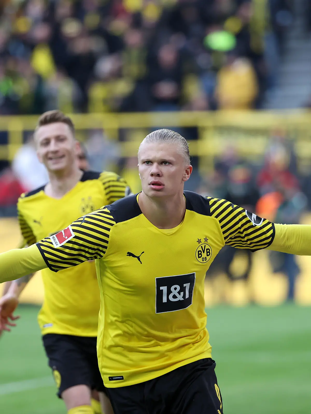 Dortmund, Signal Iduna Park, 16.10.21, 1. Bundesliga: Borussia Dortmund - 1. FSV Mainz 05 Bild: Jubel beim Tor Schuetzen zum 2 : 0 Erling Haaland (Borussia Dortmund) Gemäß den Vorgaben der DFL Deutsche Fußball Liga ist es untersagt, in dem Stadion und/oder vom Spiel angefertigte Fotoaufnahmen in Form von Sequenzbildern und/oder videoähnlichen Fotostrecken zu verwerten bzw. verwerten zu lassen. // DFL regulations prohibit any use of photographs as image sequences and/or quasi-video.