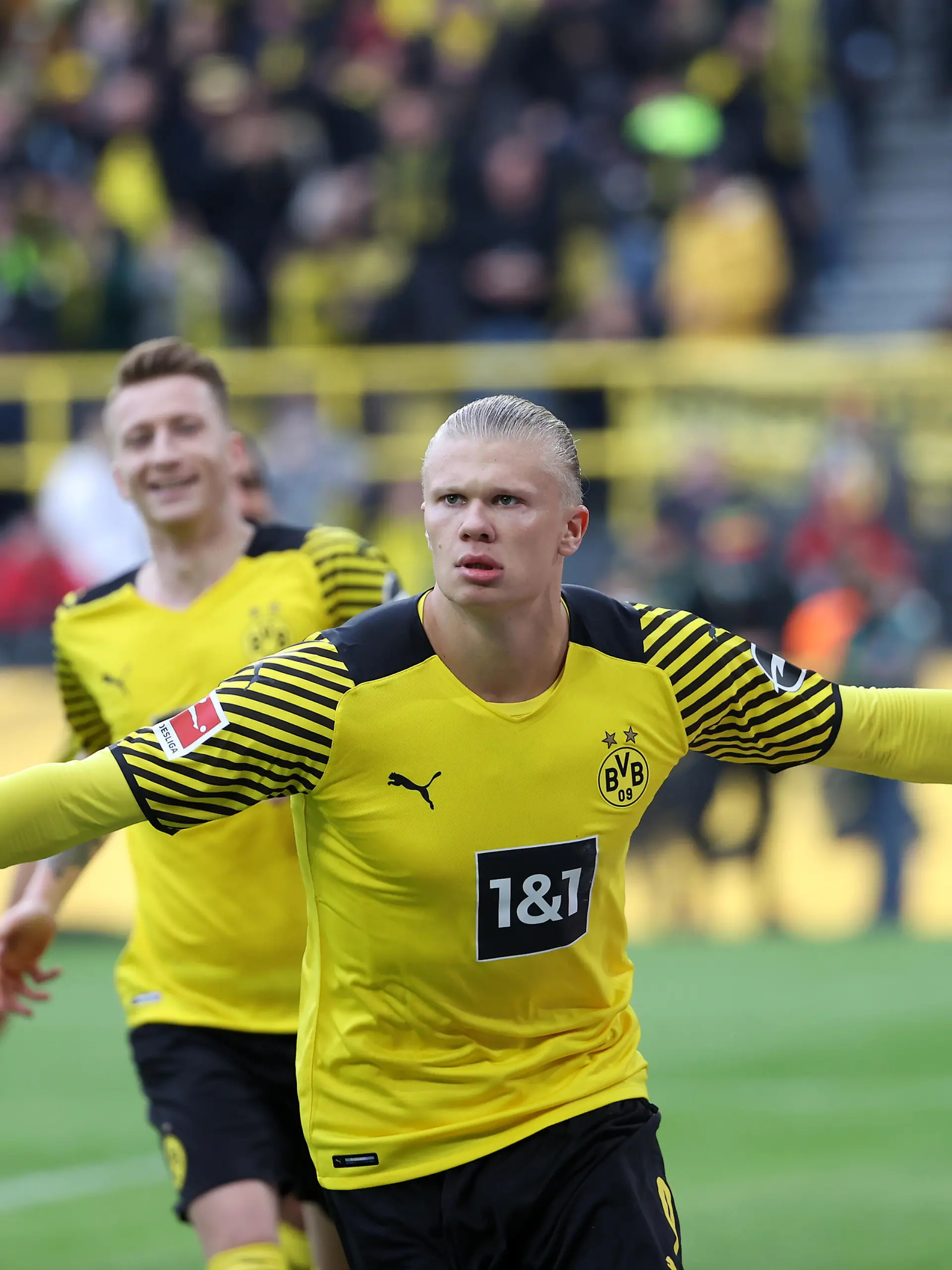 Dortmund, Signal Iduna Park, 16.10.21, 1. Bundesliga: Borussia Dortmund - 1. FSV Mainz 05 Bild: Jubel beim Tor Schuetzen zum 2 : 0 Erling Haaland (Borussia Dortmund) Gemäß den Vorgaben der DFL Deutsche Fußball Liga ist es untersagt, in dem Stadion und/oder vom Spiel angefertigte Fotoaufnahmen in Form von Sequenzbildern und/oder videoähnlichen Fotostrecken zu verwerten bzw. verwerten zu lassen. // DFL regulations prohibit any use of photographs as image sequences and/or quasi-video.