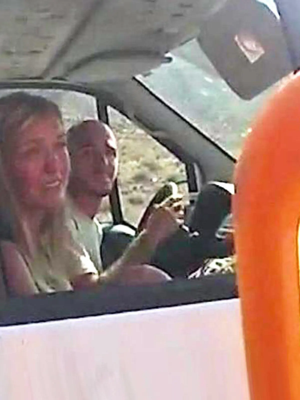 Aufnahmen einer Bodycam zeigen, wie die Polizei Gabby Petito und Brian Laundrie anhält. Macht sie hier ein heimliches Handzeichen?