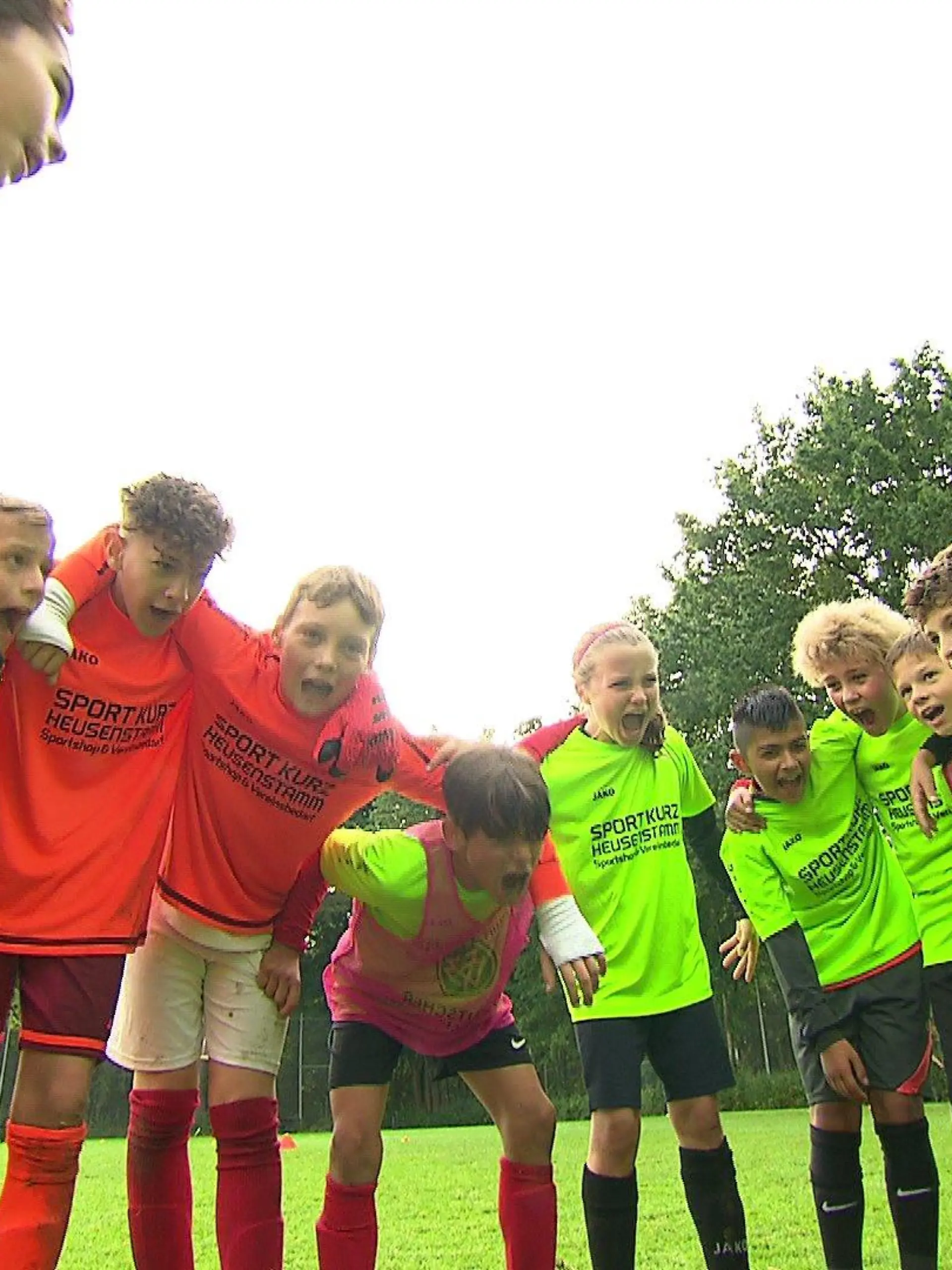 Nicht nur Mathe oder Englisch: In der Hermann-Hesse-Schule in Obertshausen bei Offenbach spielen die Mädchen und Jungen täglich auch Fußball. „Ich will mal ein guter Torwart werden“, sagt der 10 Jahre alte Finn. Die Chancen dafür stehen gut, denn seine Schule wird vom Deutschen Fußball-Bund als „Eliteschule“ unterstützt. Was das für den Lernalltag bedeutet – im Video von RTL-Reporter Alexander Polte.