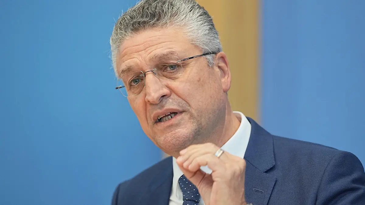 ARCHIV - 06.10.2021, Berlin: Lothar Wieler, Präsident des Robert Koch Institut (RKI) nimmt an einer Pressekonferenz zu Grippeimpfung und Corona teil. Der Präsident des Robert Koch-Instituts, Lothar Wieler, sieht sich massiven Bedrohungen ausgesetzt. «Ich wünschte, die Lage wäre angenehmer, aber ich bekomme immer noch Drohungen», sagte Wieler. Foto: Michael Kappeler/dpa +++ dpa-Bildfunk +++