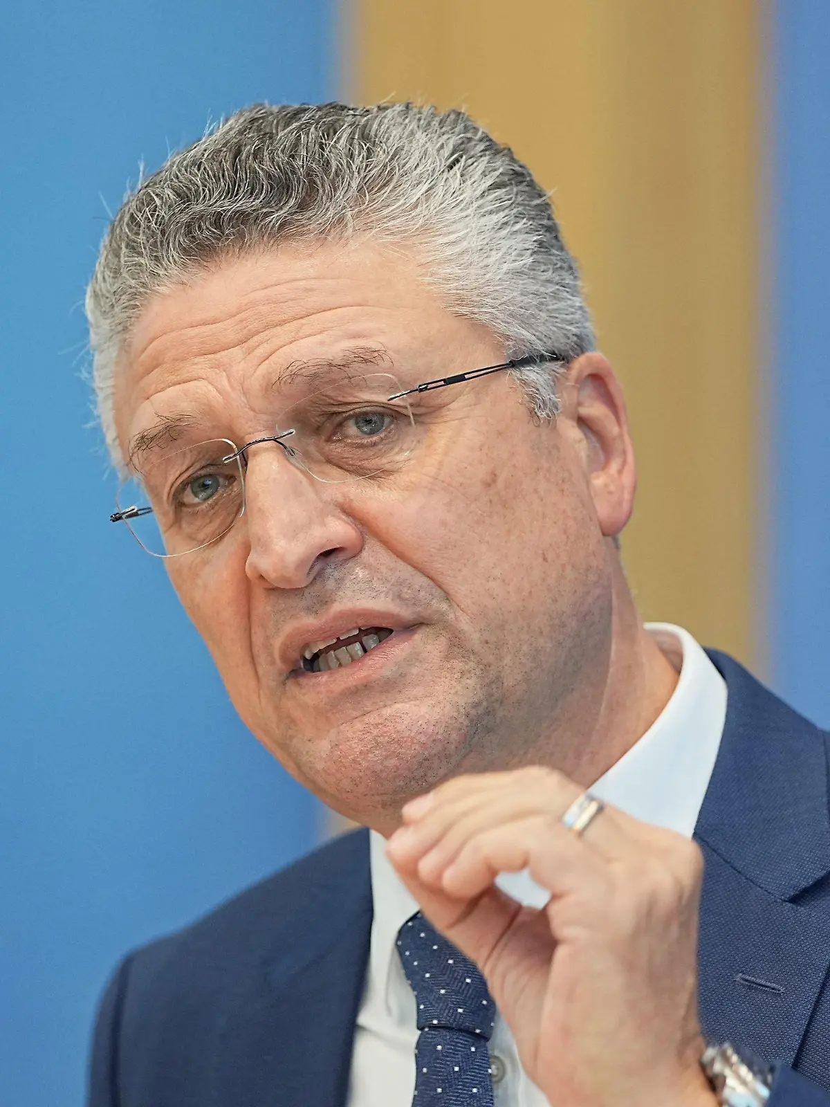 ARCHIV - 06.10.2021, Berlin: Lothar Wieler, Präsident des Robert Koch Institut (RKI) nimmt an einer Pressekonferenz zu Grippeimpfung und Corona teil. Der Präsident des Robert Koch-Instituts, Lothar Wieler, sieht sich massiven Bedrohungen ausgesetzt. «Ich wünschte, die Lage wäre angenehmer, aber ich bekomme immer noch Drohungen», sagte Wieler. Foto: Michael Kappeler/dpa +++ dpa-Bildfunk +++