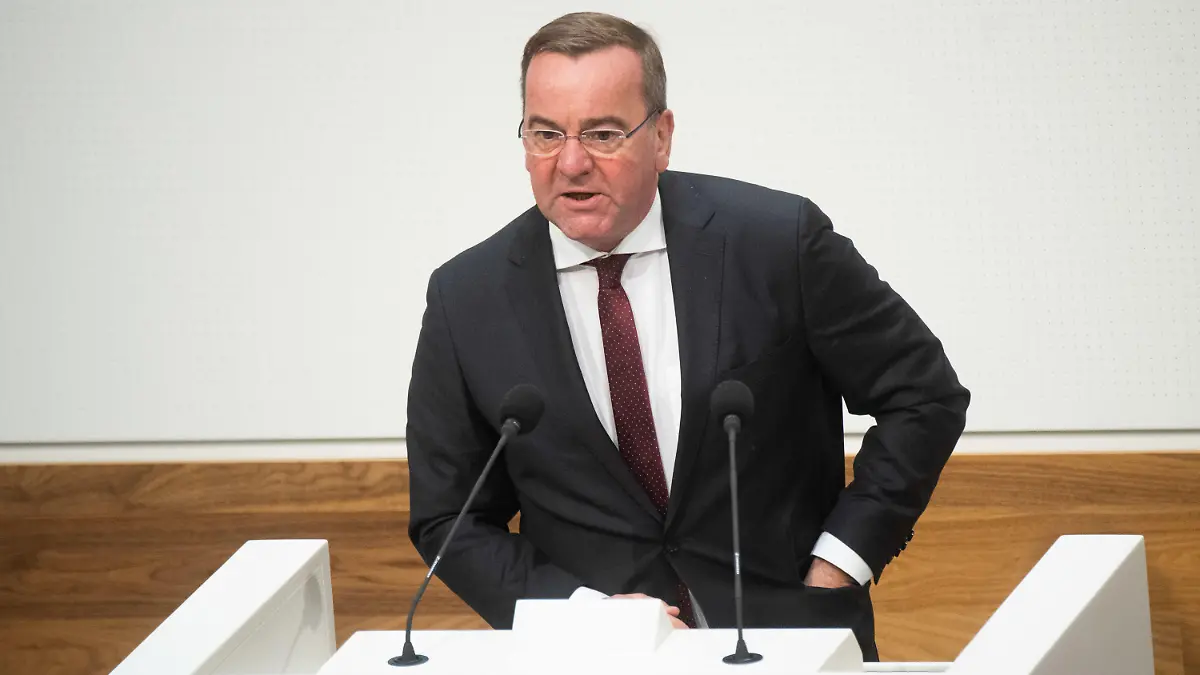 10.11.2020, Niedersachsen, Hannover: Boris Pistorius (SPD), Innenminister Niedersachsen, spricht im niedersächsischen Landtag über Demonstrationen von Corona-Leugnern und -Kritikern. Foto: Julian Stratenschulte/dpa +++ dpa-Bildfunk +++