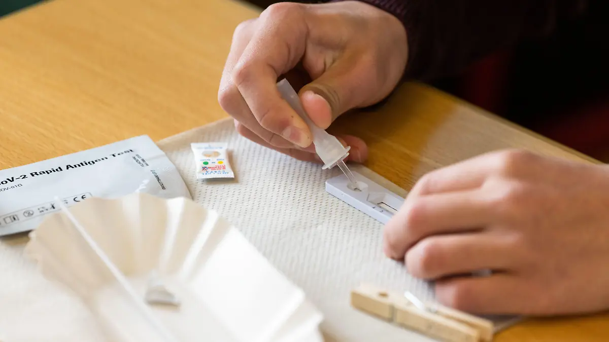 ARCHIV - 19.04.2021, Baden-Württemberg, Heitersheim: Ein Schüler einer Realschule in Heitersheim träufelt fertige Lösungsflüssigkeit für den Corona-Selbsttest auf einen Teststreifen. (zu dpa "Land will Corona-Tests an Schulen bis Jahresende - 65 Millionen Euro") Foto: Philipp von Ditfurth/dpa +++ dpa-Bildfunk +++