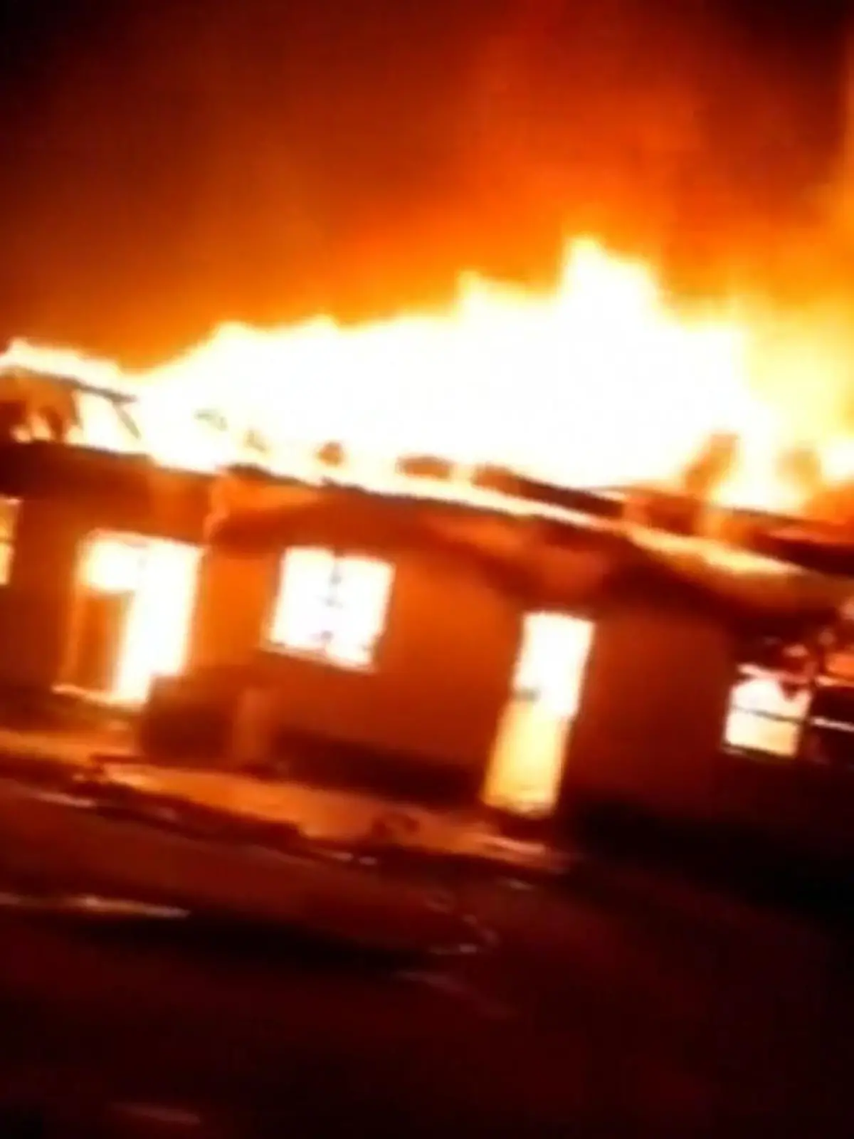 Dramatisches Feuer-Inferno in Guyana (Südamerika), ausgelöst durch Brandstiftung! Eine Schülerin soll ihr Internat angezündet haben, weil sie ihr Handy nicht benutzen durfte. Guyana steht unter Schock – und verhängte drei Tage Staatstrauer.