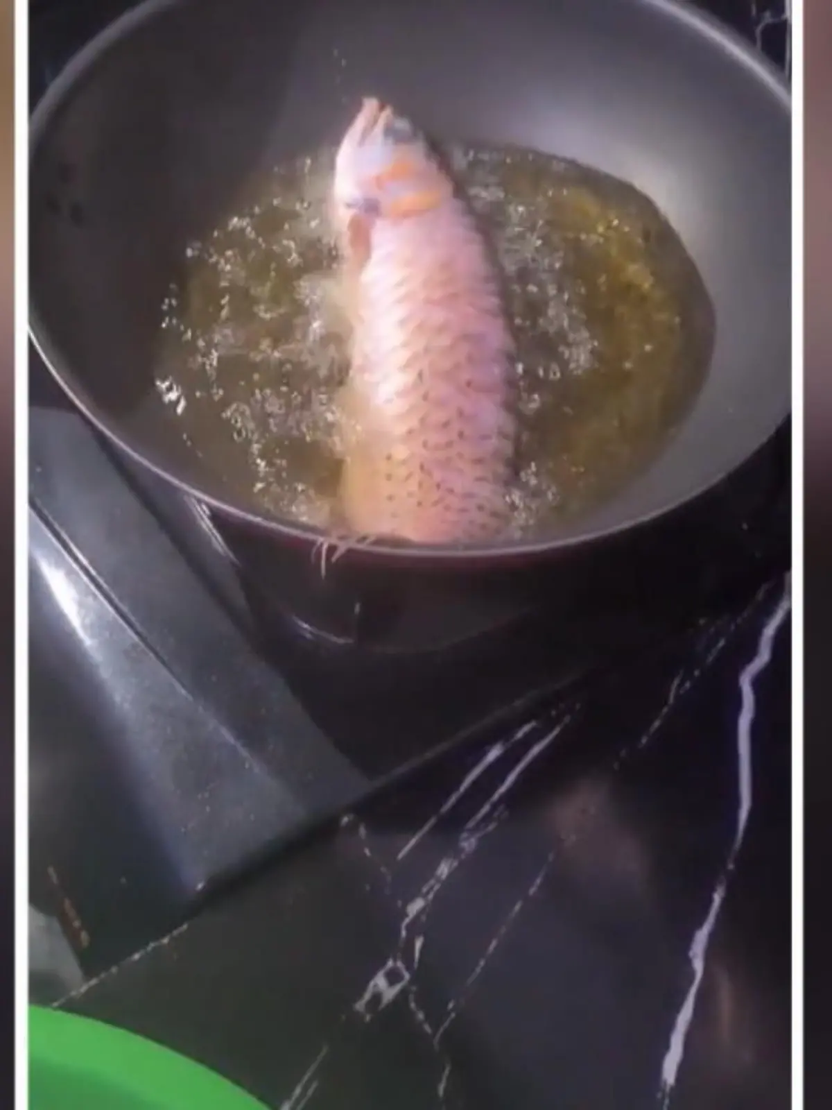 In Indonesien kam es zu einer Racheaktion der skurrilen Sorte. Weil ein Mann nach wiederholter Bitte seiner Frau versäumte, das Aquarium zu putzen, bereitete sie ihm dafür sein Lieblings-Haustier zum Abendessen – eine besondere Überraschung zum Essen also.
