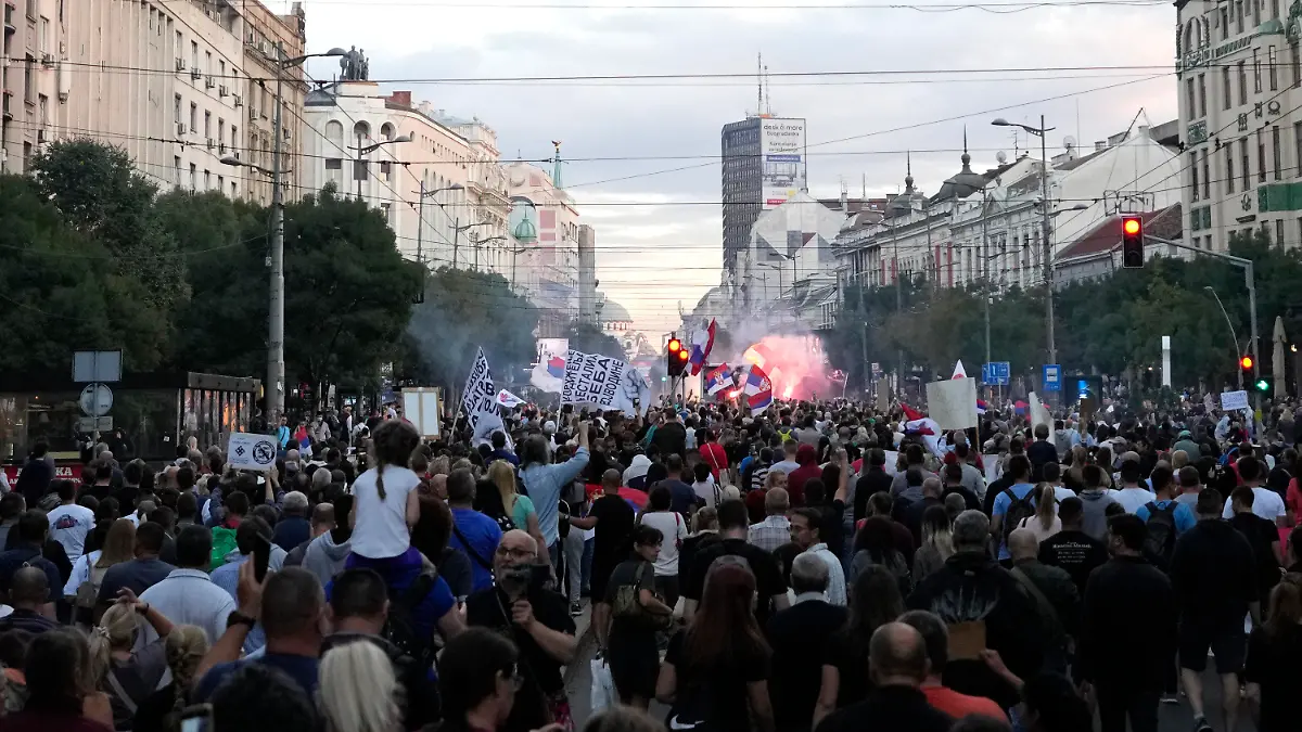 18.09.2021, Serbien, Belgrad: Demonstranten nehmen an einem Protest gegen mögliche neue Corona-Beschränkungen, die von der Regierung angekündigt wurden, teil. Foto: Darko Vojinovic/AP/dpa +++ dpa-Bildfunk +++